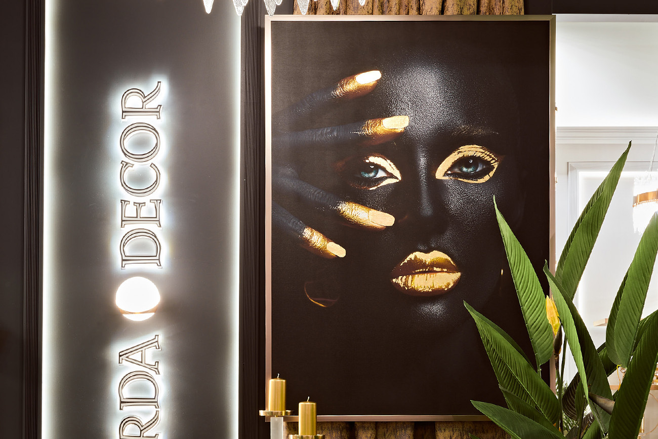 Холст Темная девушка в багете латунь Garda Decor 89VOR-DARKGIRL-1