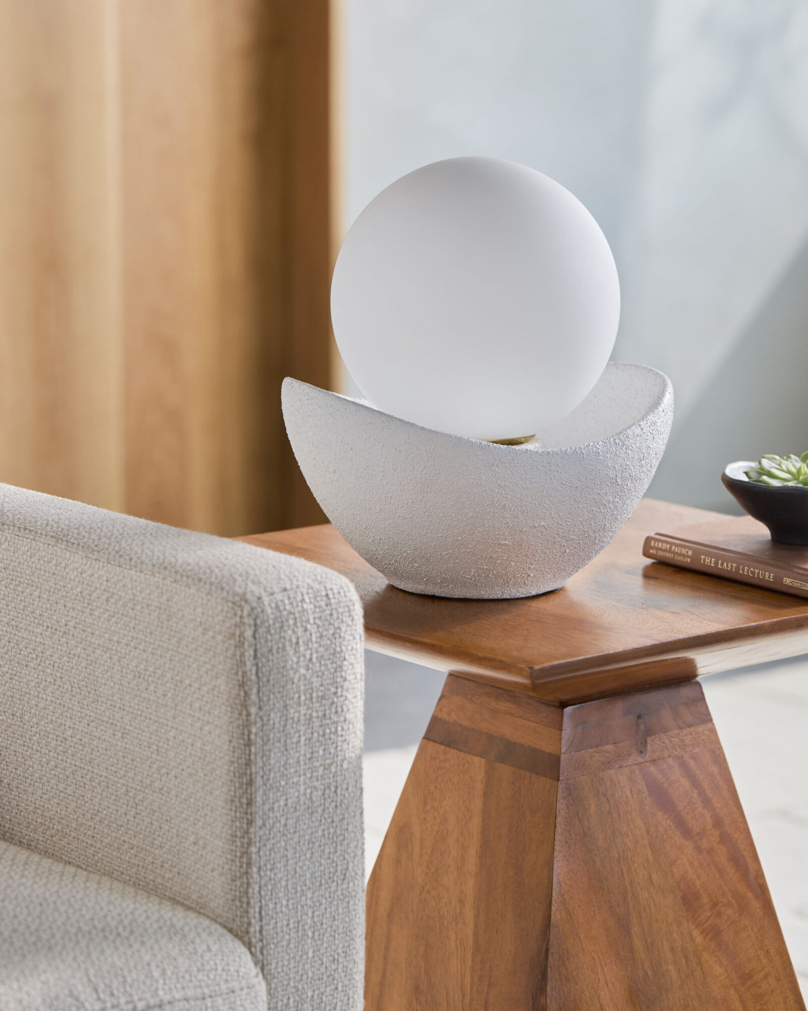 Белая настольная лампа Мейперл Louvre Home P3116TA