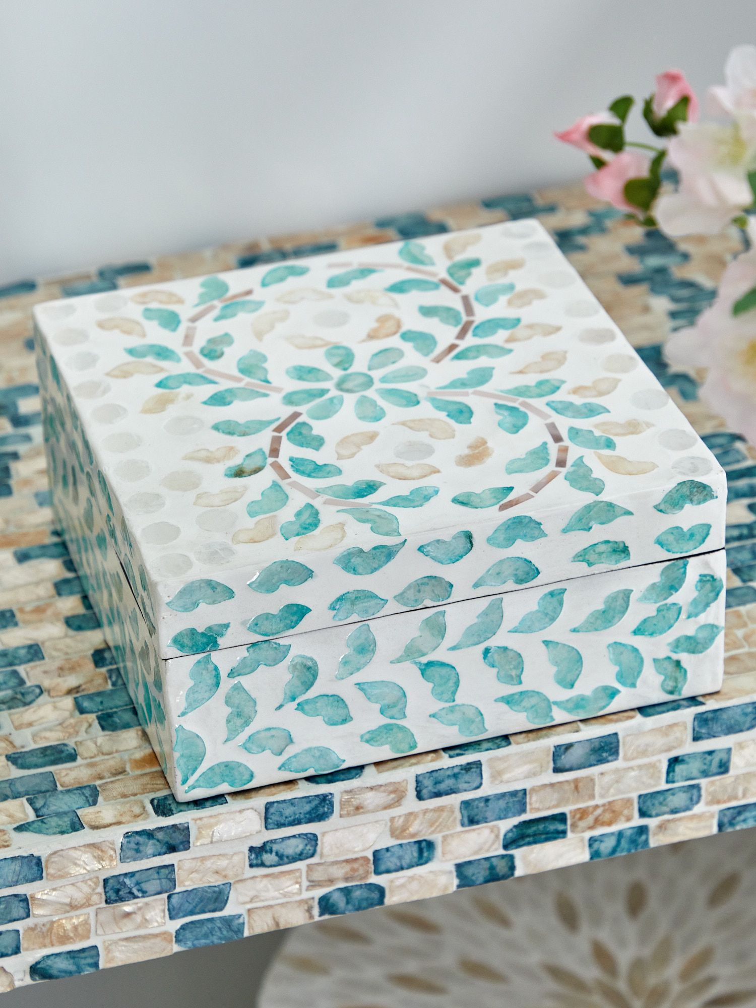 Шкатулка с отделкой раковинами устриц Glasar 67-002