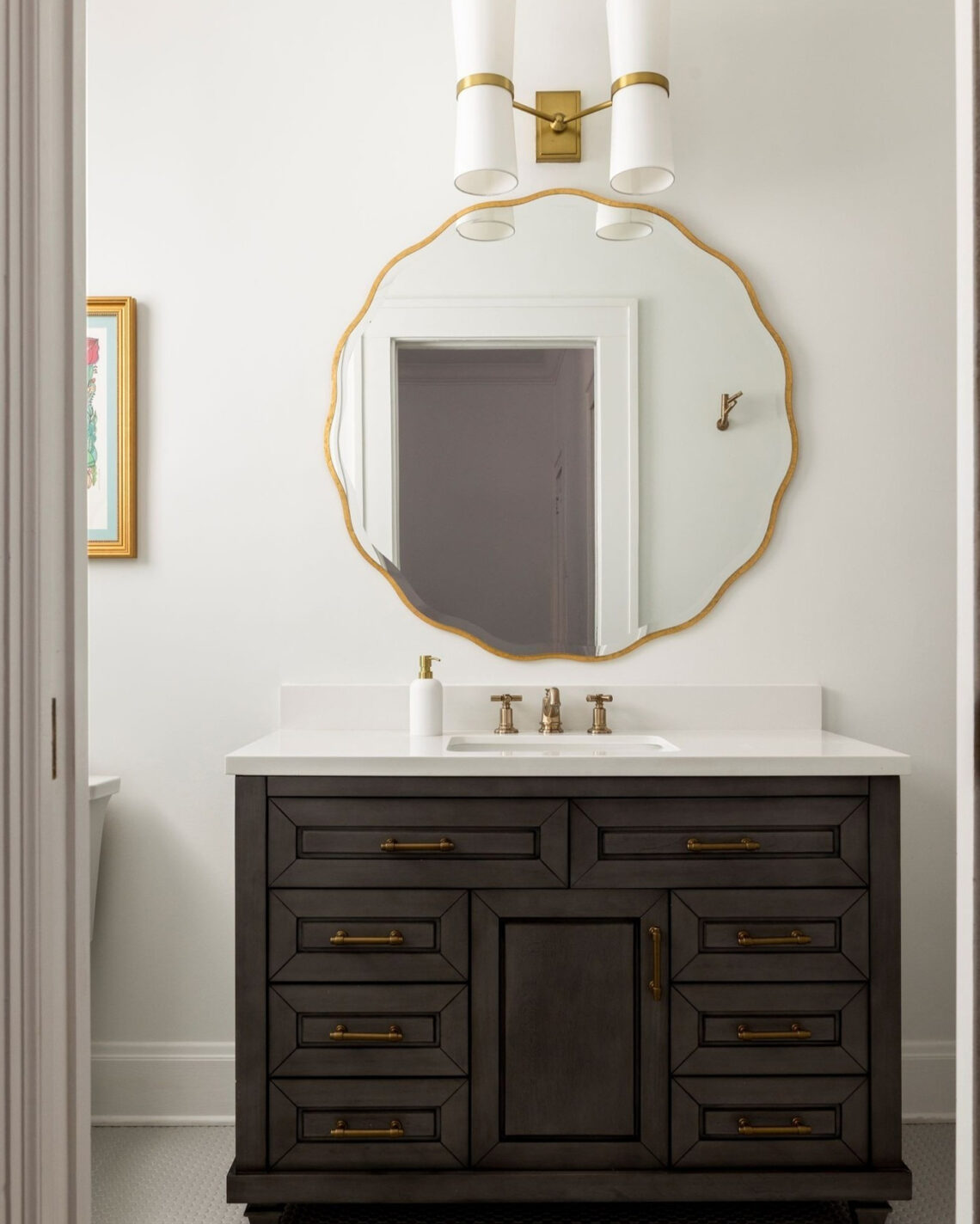 Золотое настенное зеркало Бонни Louvre Home LHDWM311223RJ