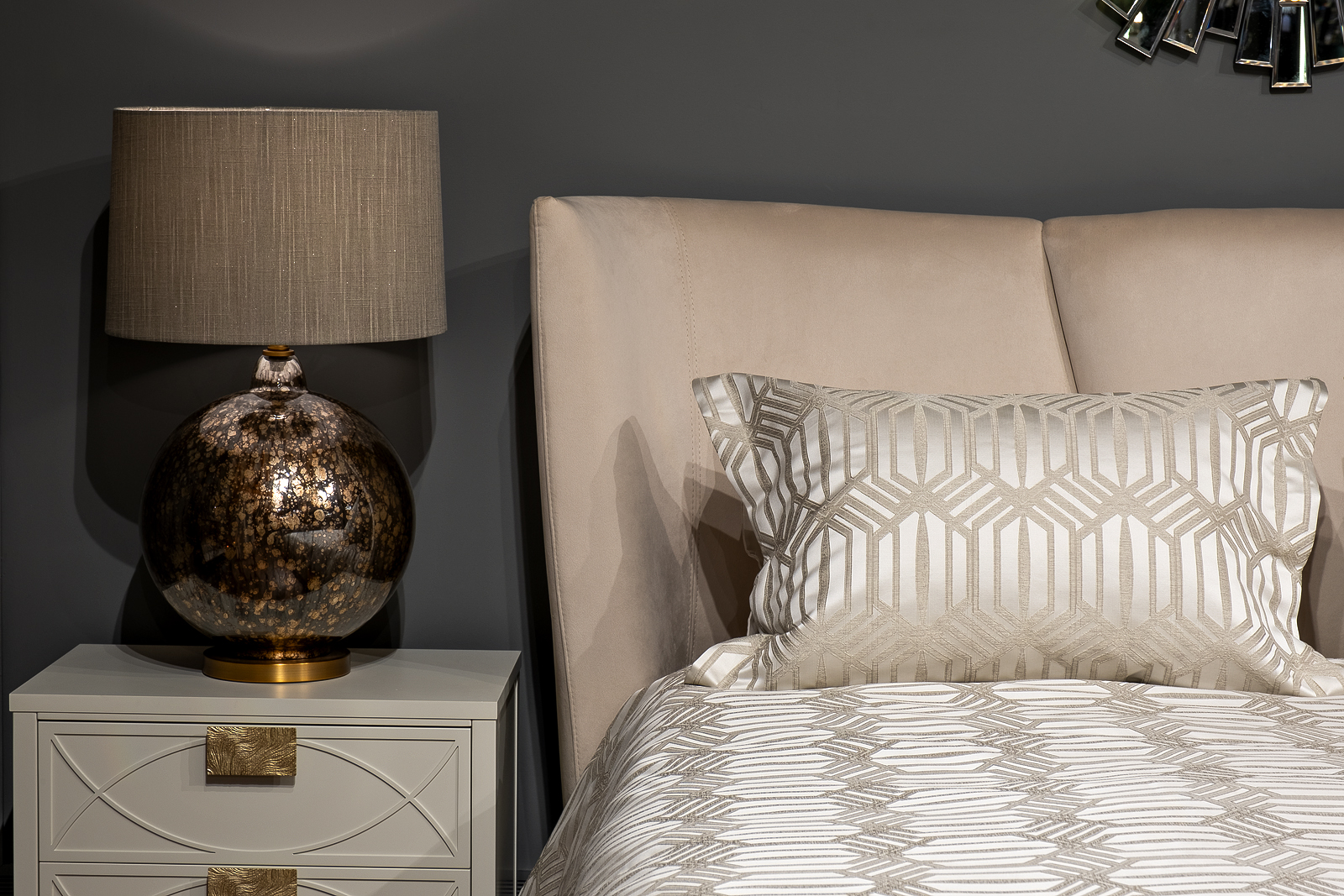 Комплект с покрывалом и двумя наволочками серый Garda Decor 121GD-12126