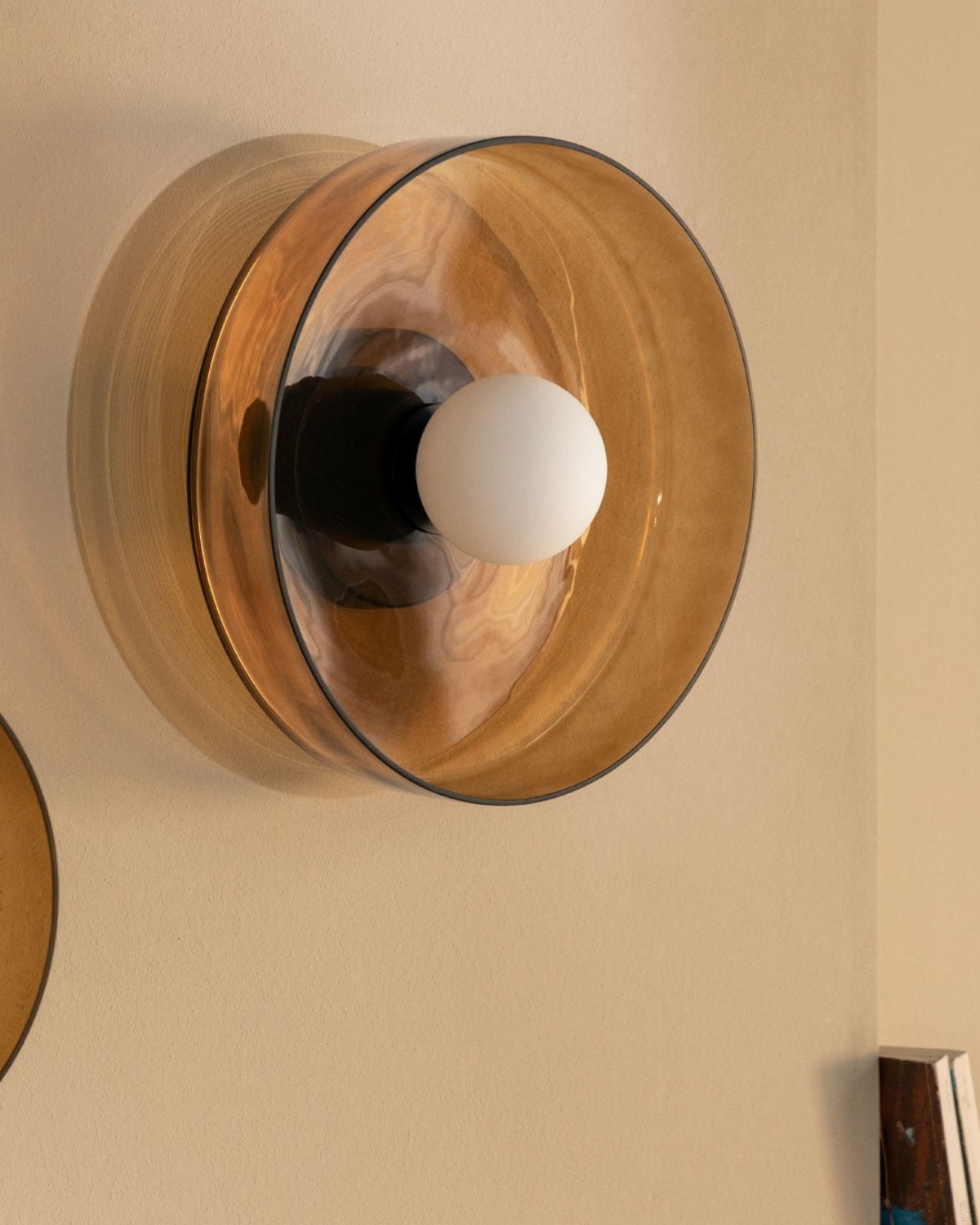 Настенный светильник с янтарным стеклом “Кассель” – Ø 35 см. Louvre Home LHLSC540324SWL