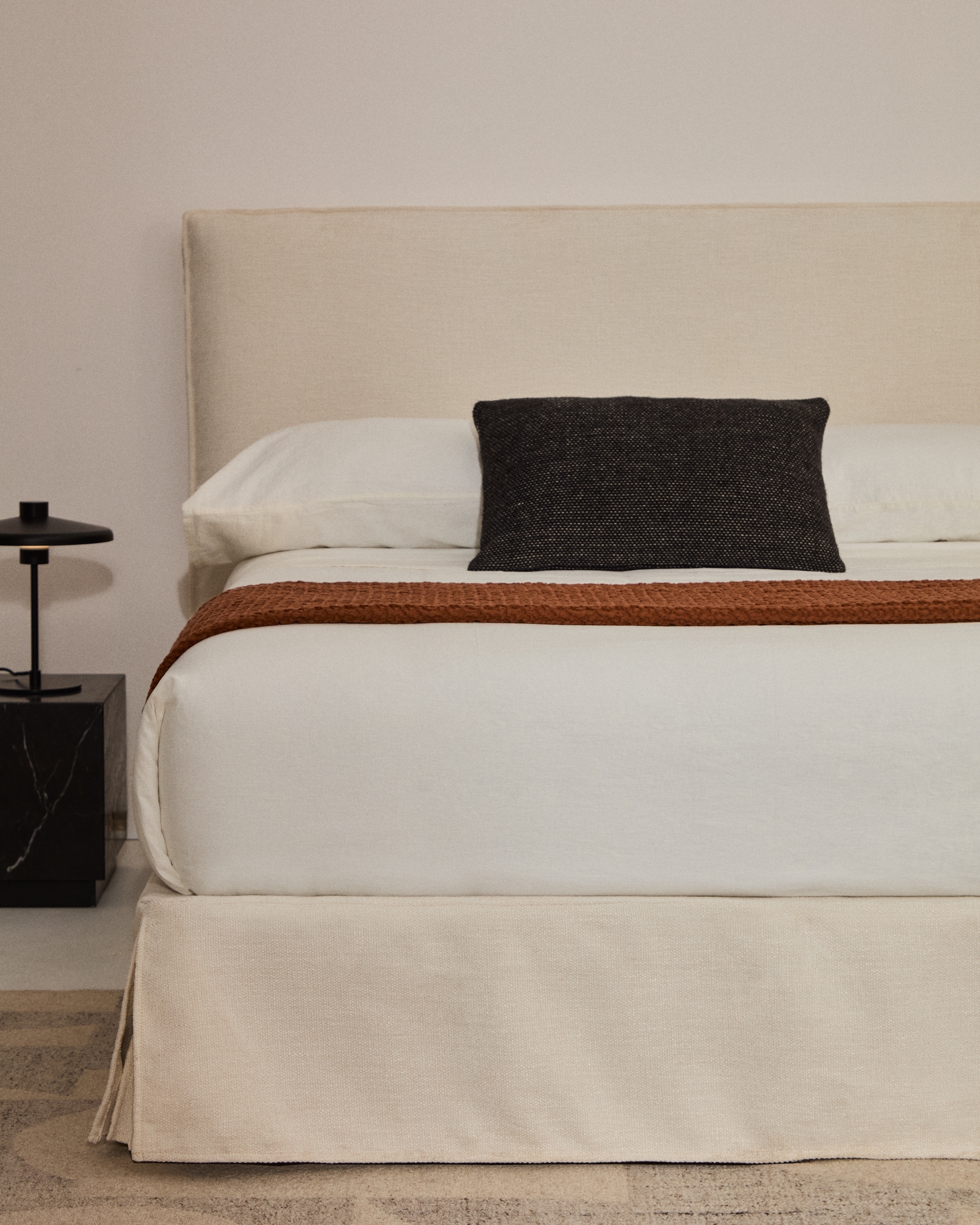 Изголовье кровати Jaira из белого шенилла со съемным чехлом для кроватей шириной до 180 см La Forma 447735