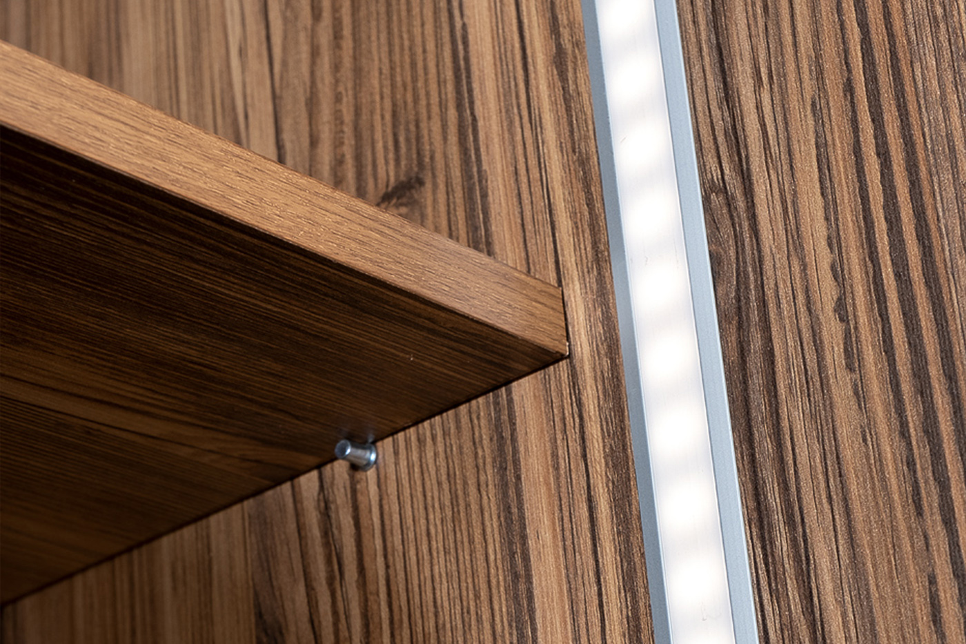 Шкаф Alto двухдверный с полками цвет орех Garda Decor GD-10003