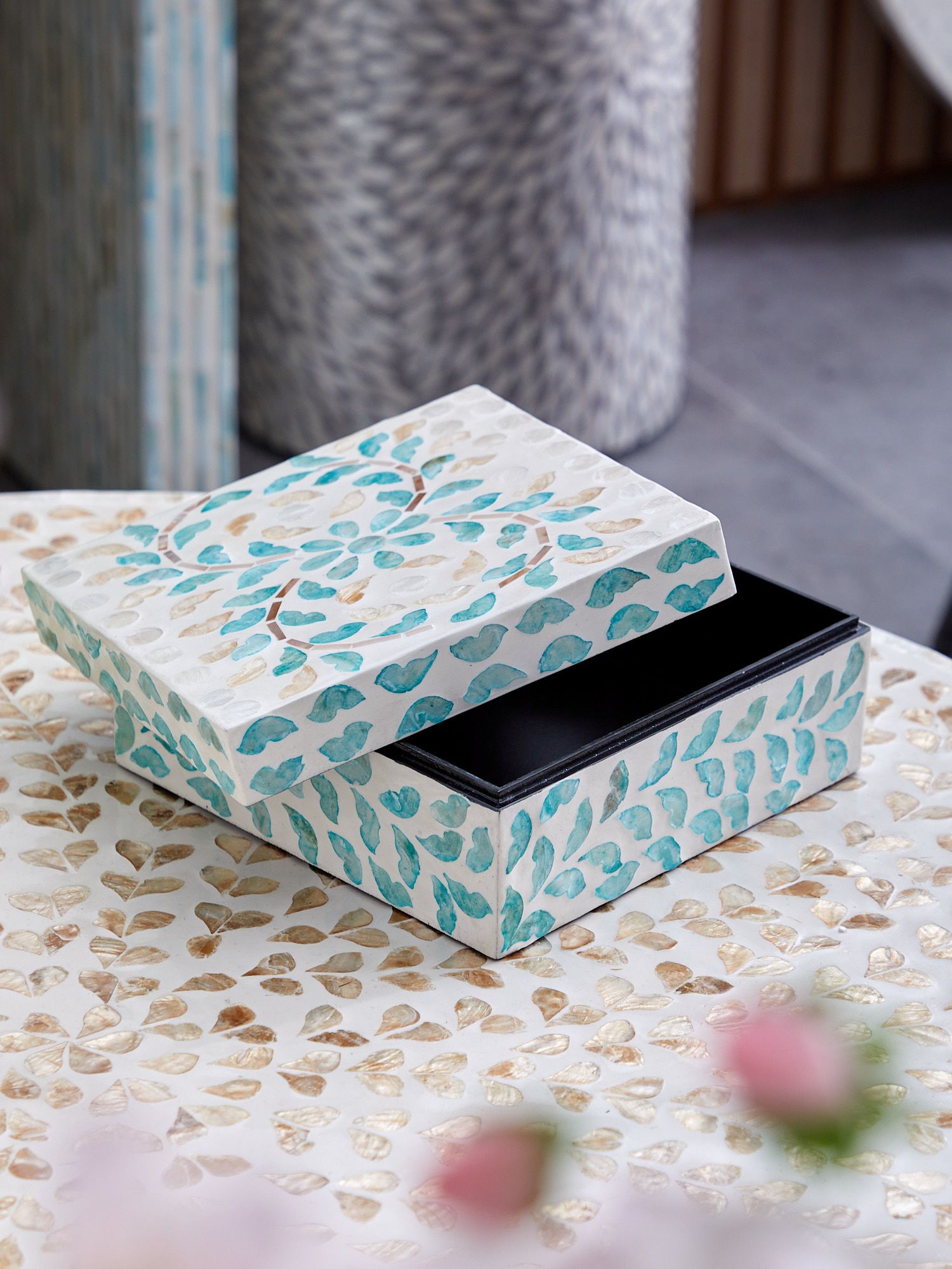 Шкатулка с отделкой раковинами устриц Glasar 67-002