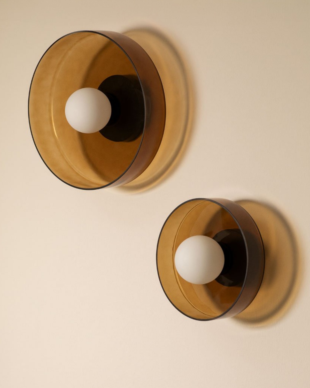 Настенный светильник с янтарным стеклом “Кассель” – Ø 35 см. Louvre Home LHLSC540324SWL