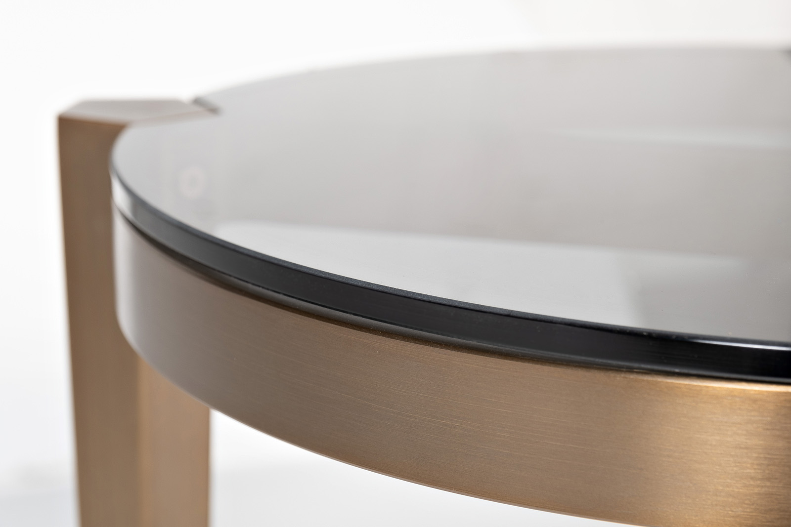 Стол журнальный круглый со стеклом Garda Decor 58DB-25857