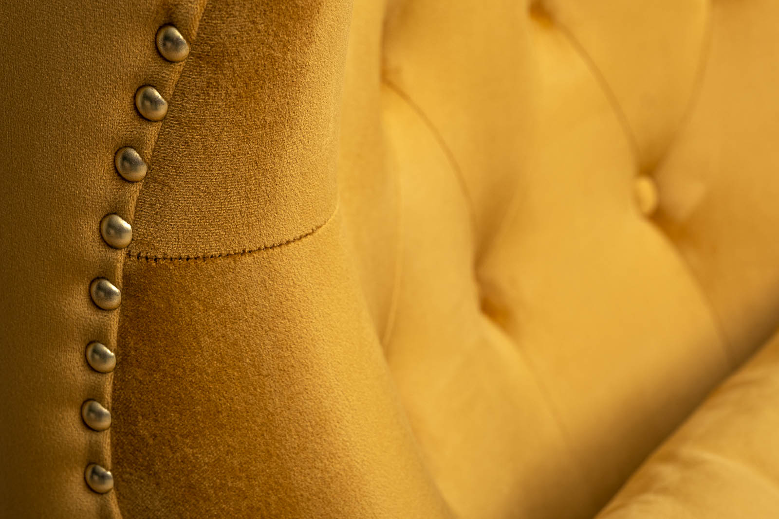 Кресло велюровое горчичное Garda Decor RIMINI-Colt022