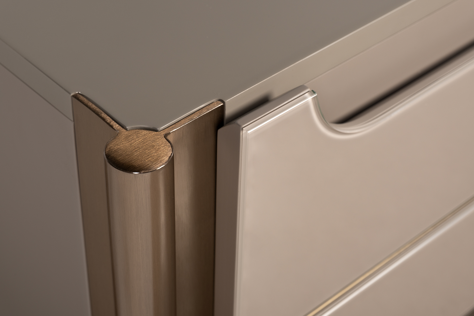 Тумбочка светлая с мя ящиками Garda Decor 77IP-GD011-T/1