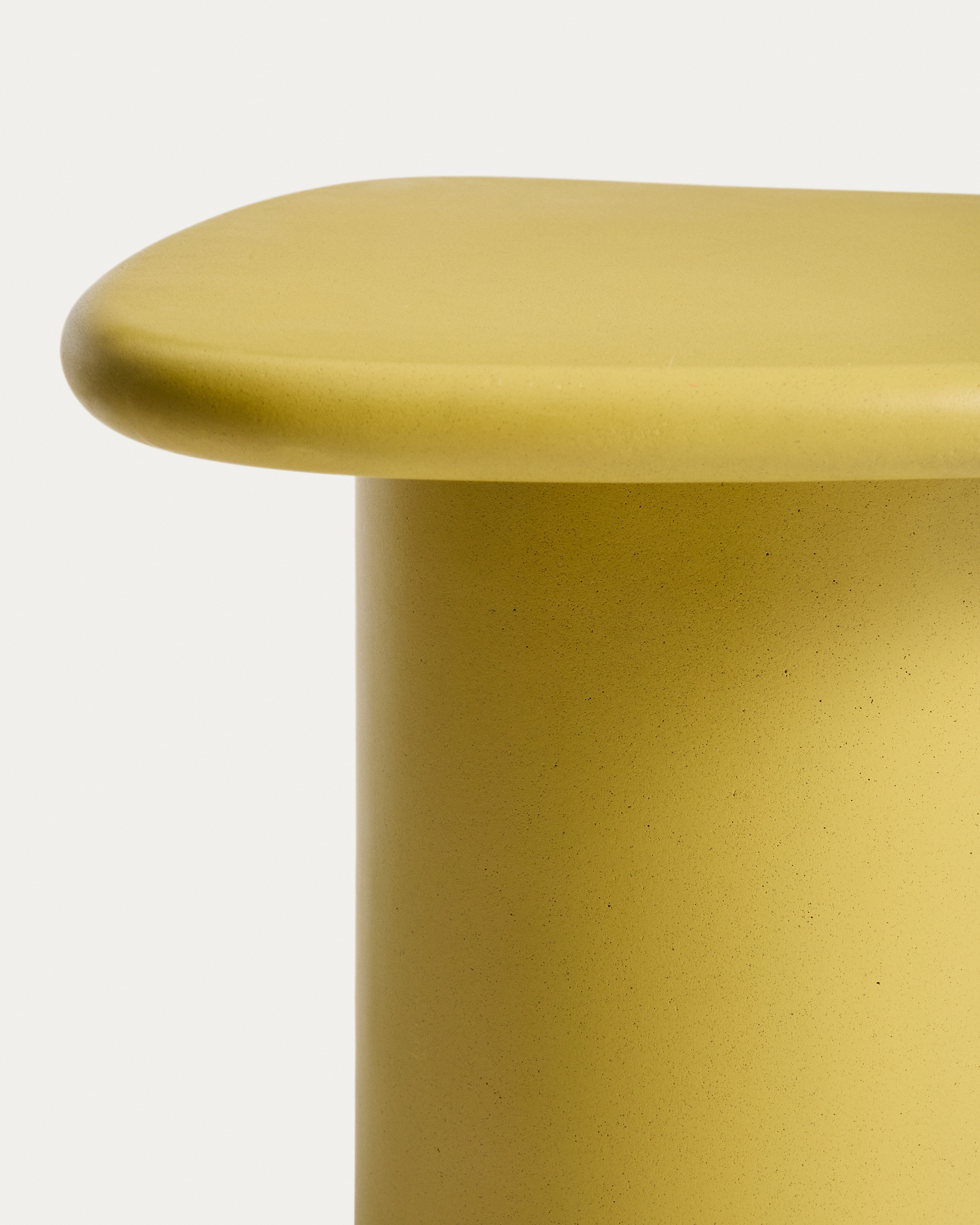 Уличный приставной столик Macarella из горчичного бетона, 48 x 47 см La Forma 481261