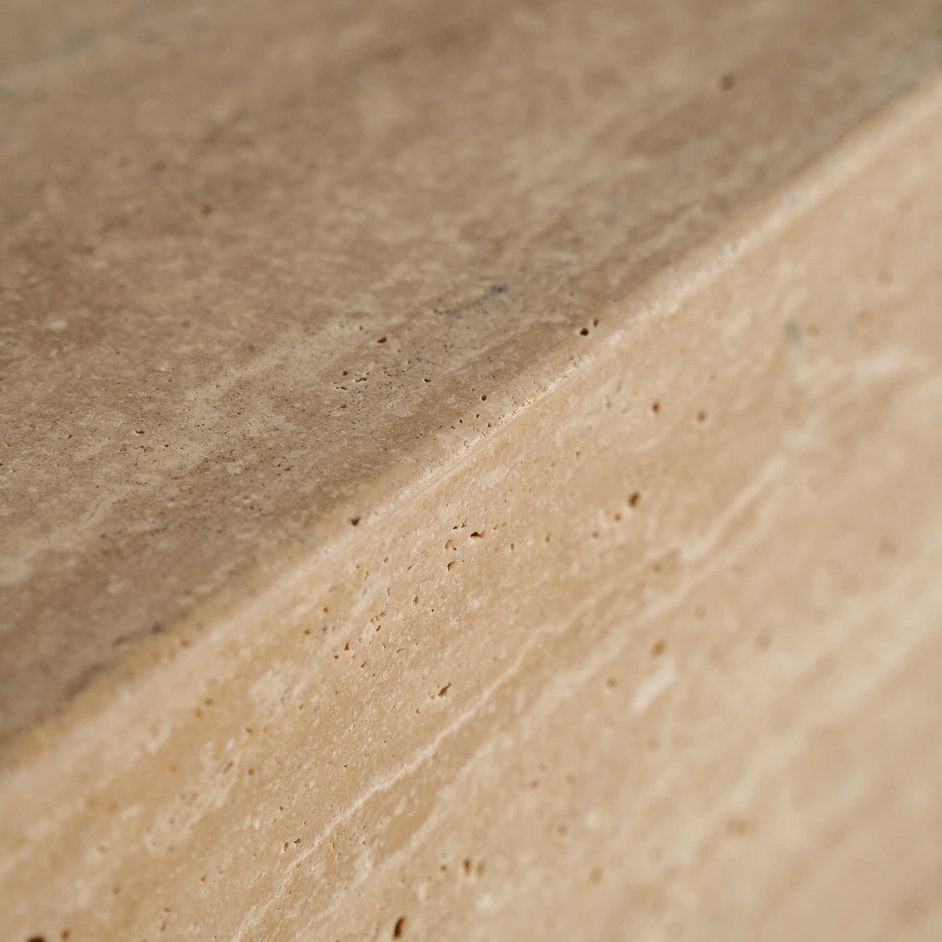 Тумба под телевизор Thiennes 35234 из травертина Vical