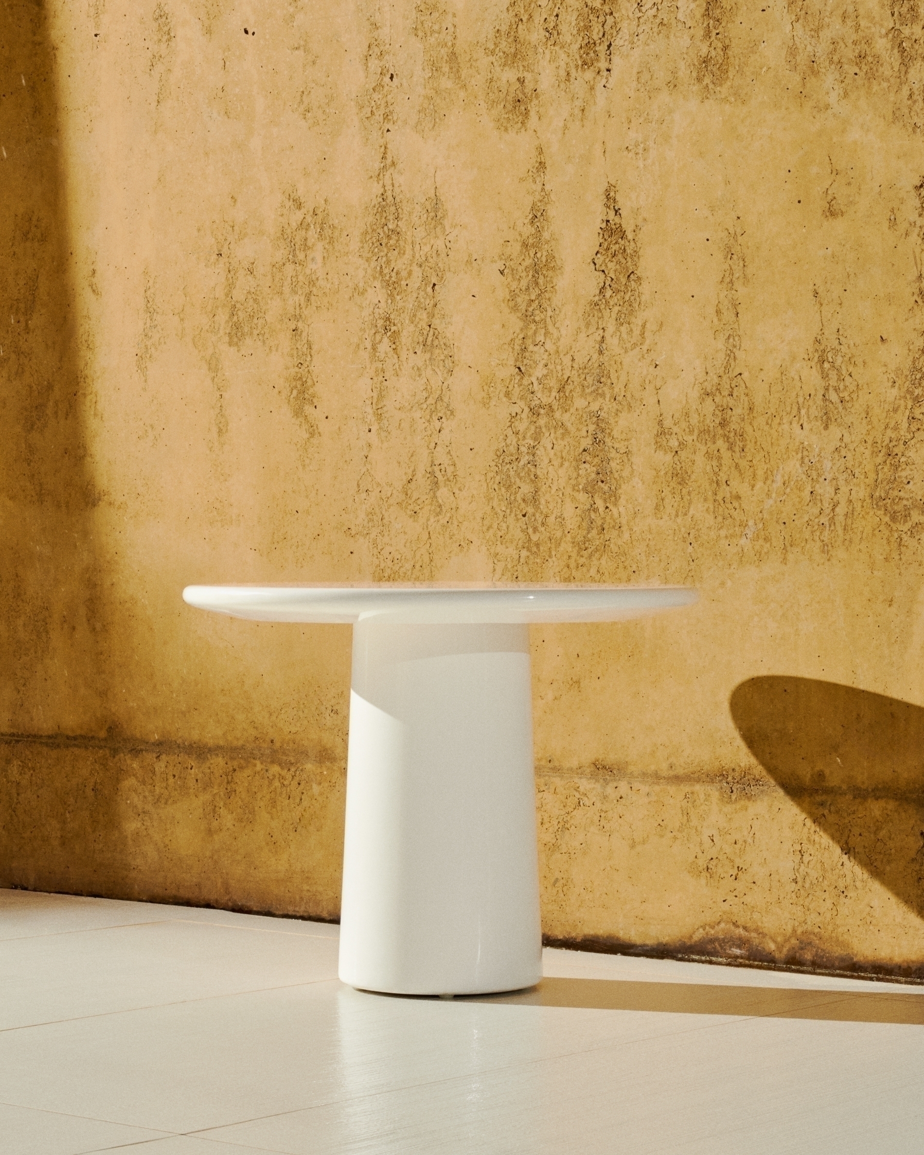 Журнальный столик Albanella из цемента с глянцевой белой отделкой Ø65 см La Forma (ex Julia Grup)