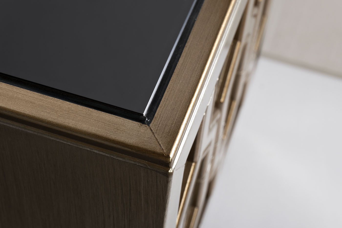 Тумбочка с выдвижными ящиками Garda Decor ART-2919-E