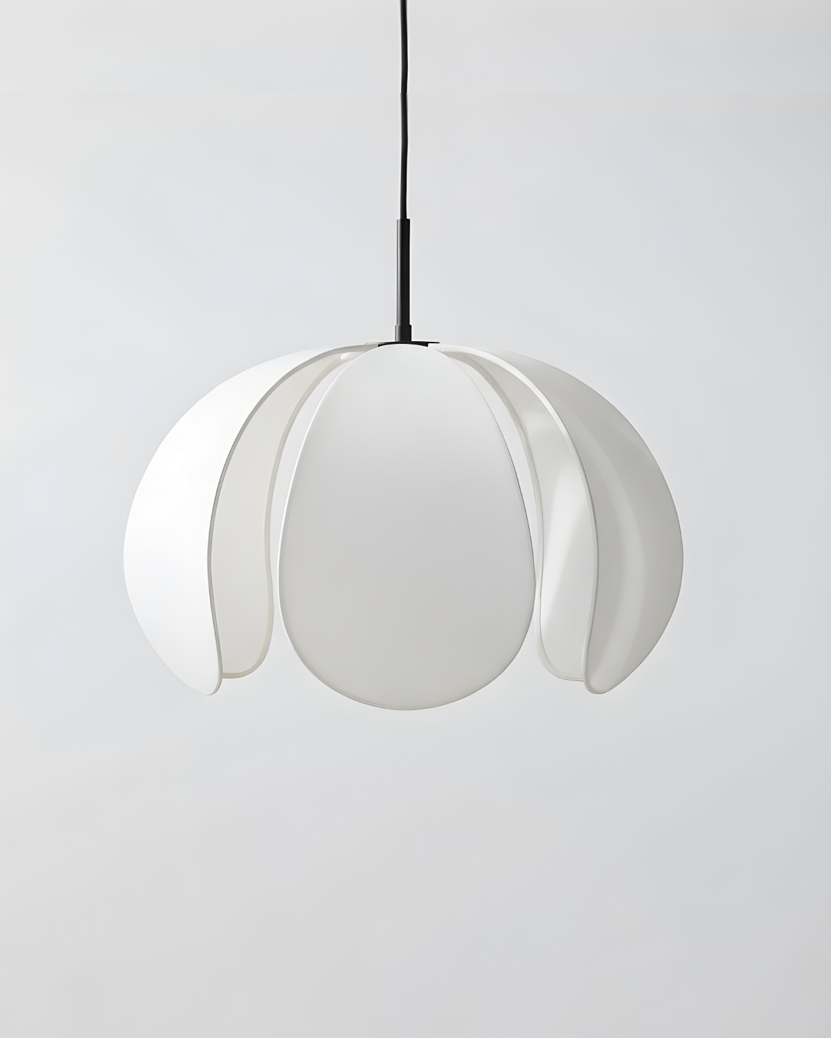 Чёрный подвесной светильник Флэк с белым абажуром Louvre Home LPN090825SWL