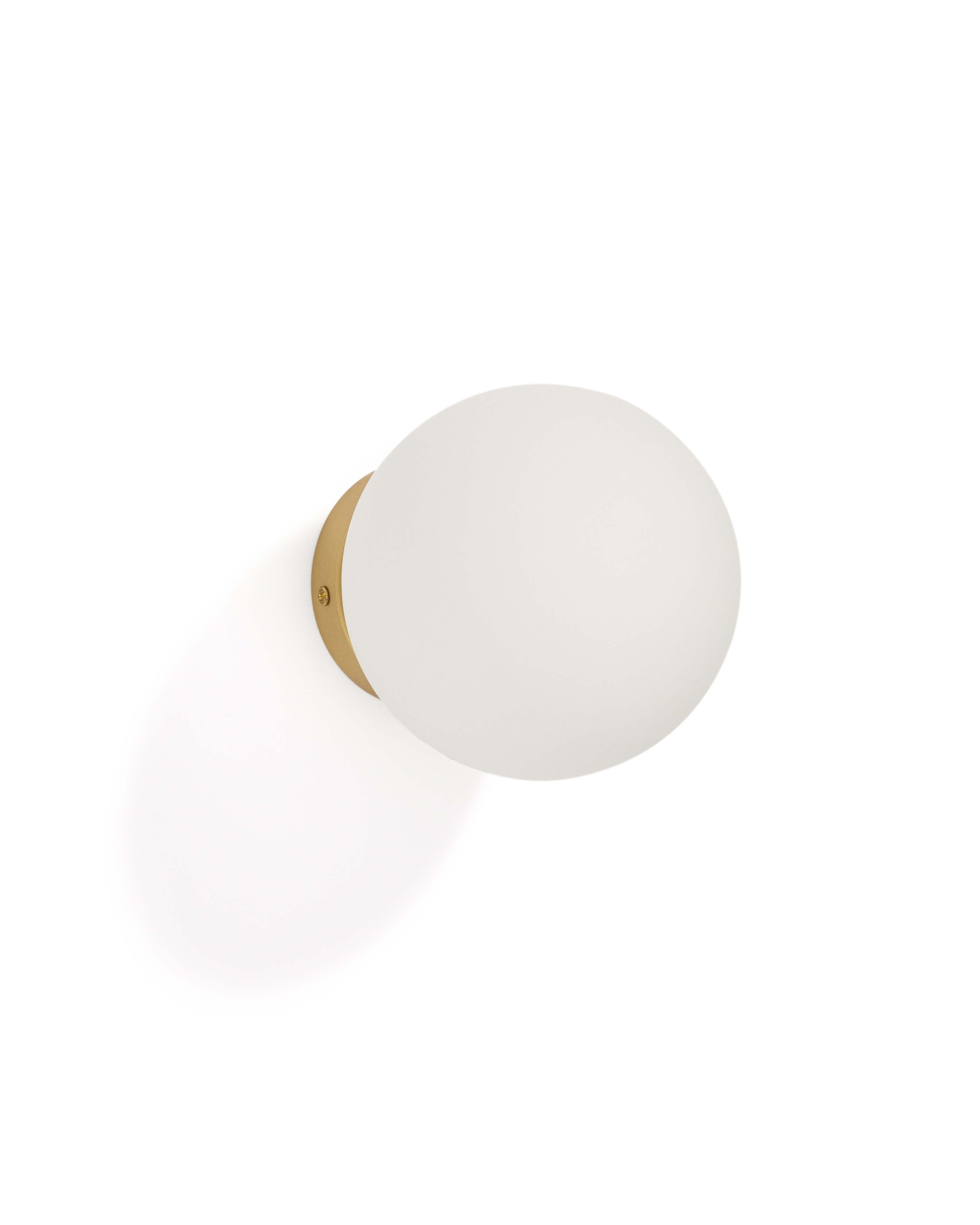 Настенный светильник Brisia из металла в матовой латунной отделке с плафоном Ø15 см La Forma 451075