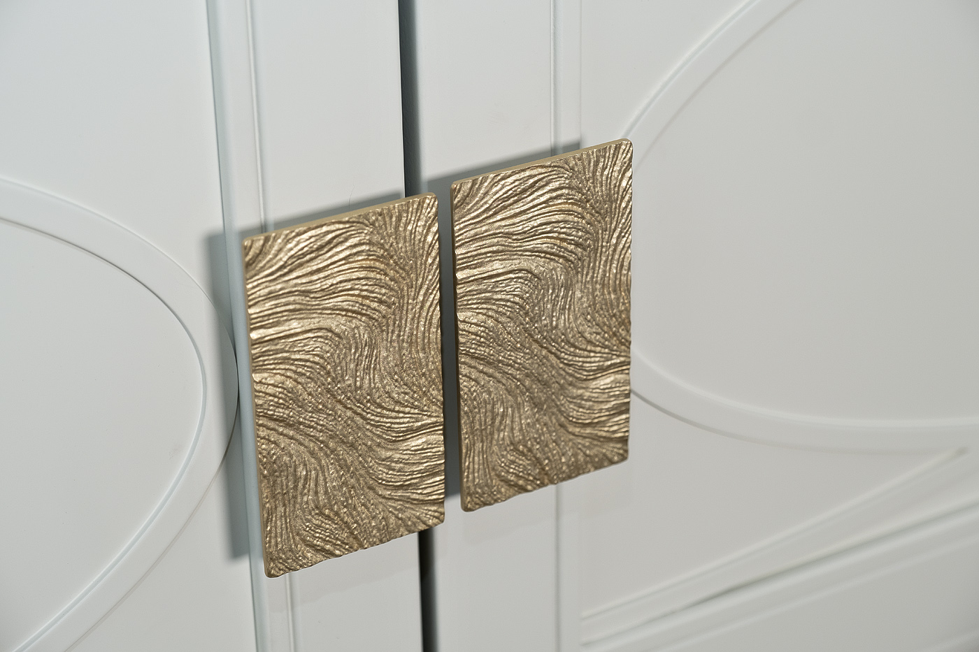 Шкаф двухдверный с полками и штангой бежевый Garda Decor 151SV-00009 Шкаф двухдверный с полками и штангой бежевый Garda Decor 151SV-00009