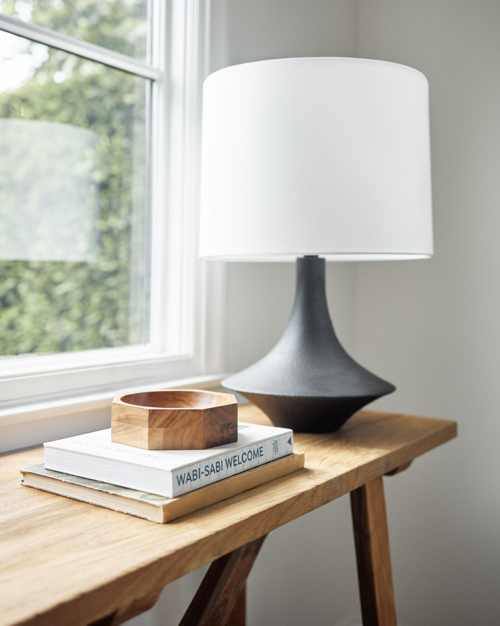 Чёрная настольная лампа Шейди Louvre Home P0620TB