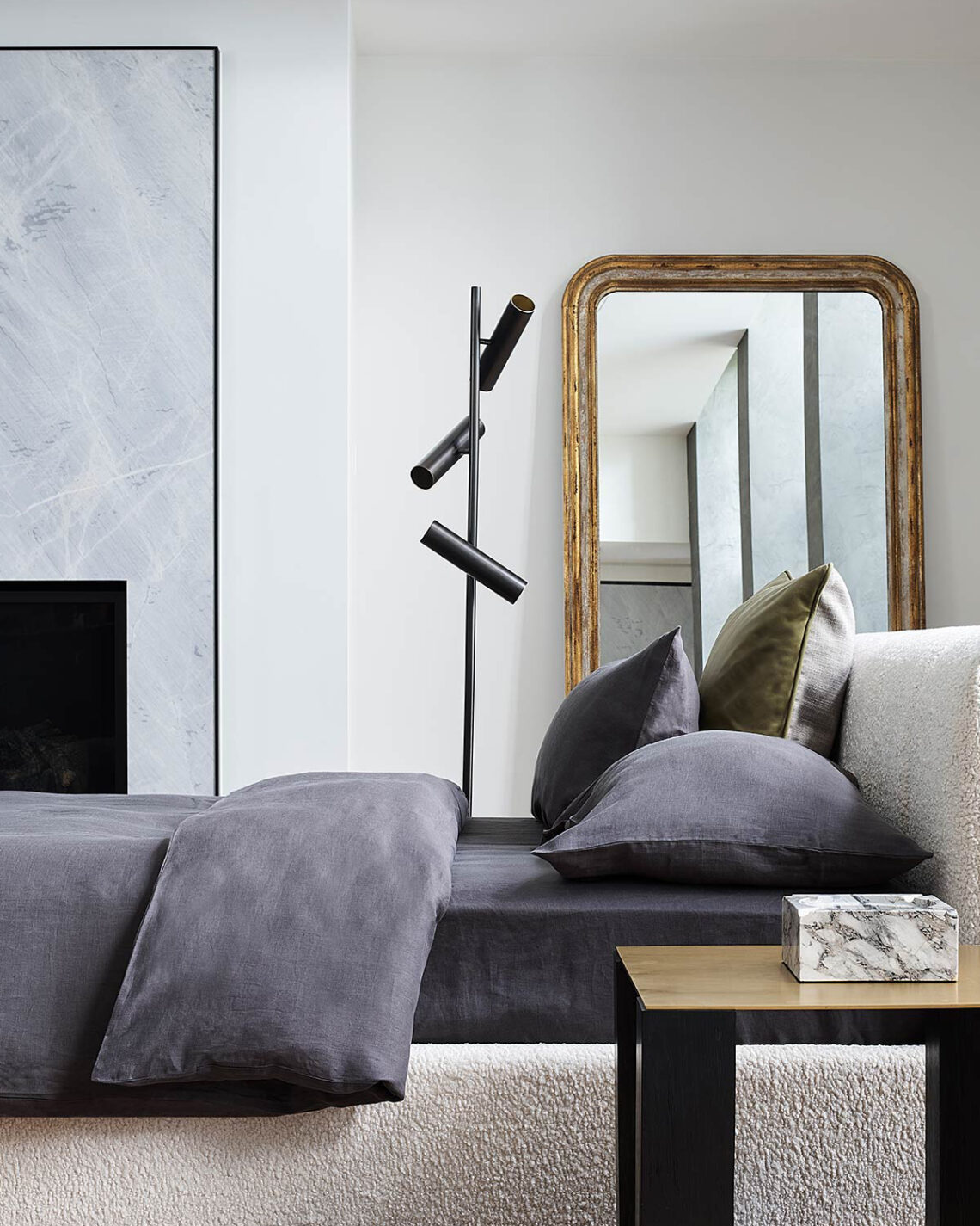 Чёрная напольная лампа Брикс Louvre Home P2592FA