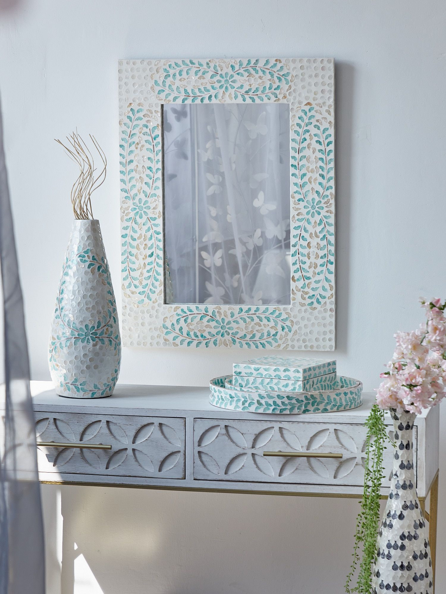 Зеркало настенное с отделкой раковинами устриц Glasar 67-033