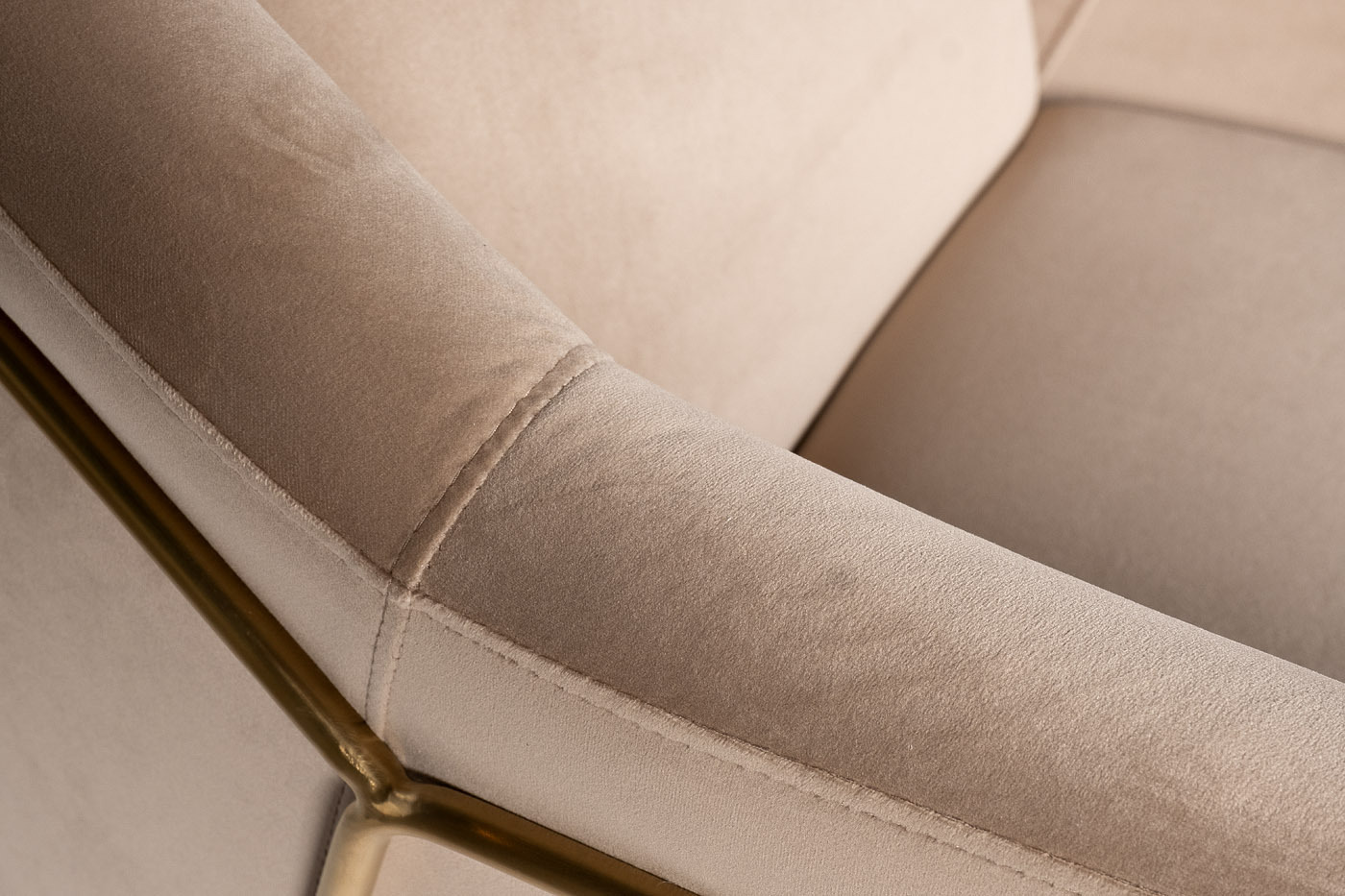 Кресло велюровое бежевое/матовое золото Garda Decor 46AS-AR2976-BG