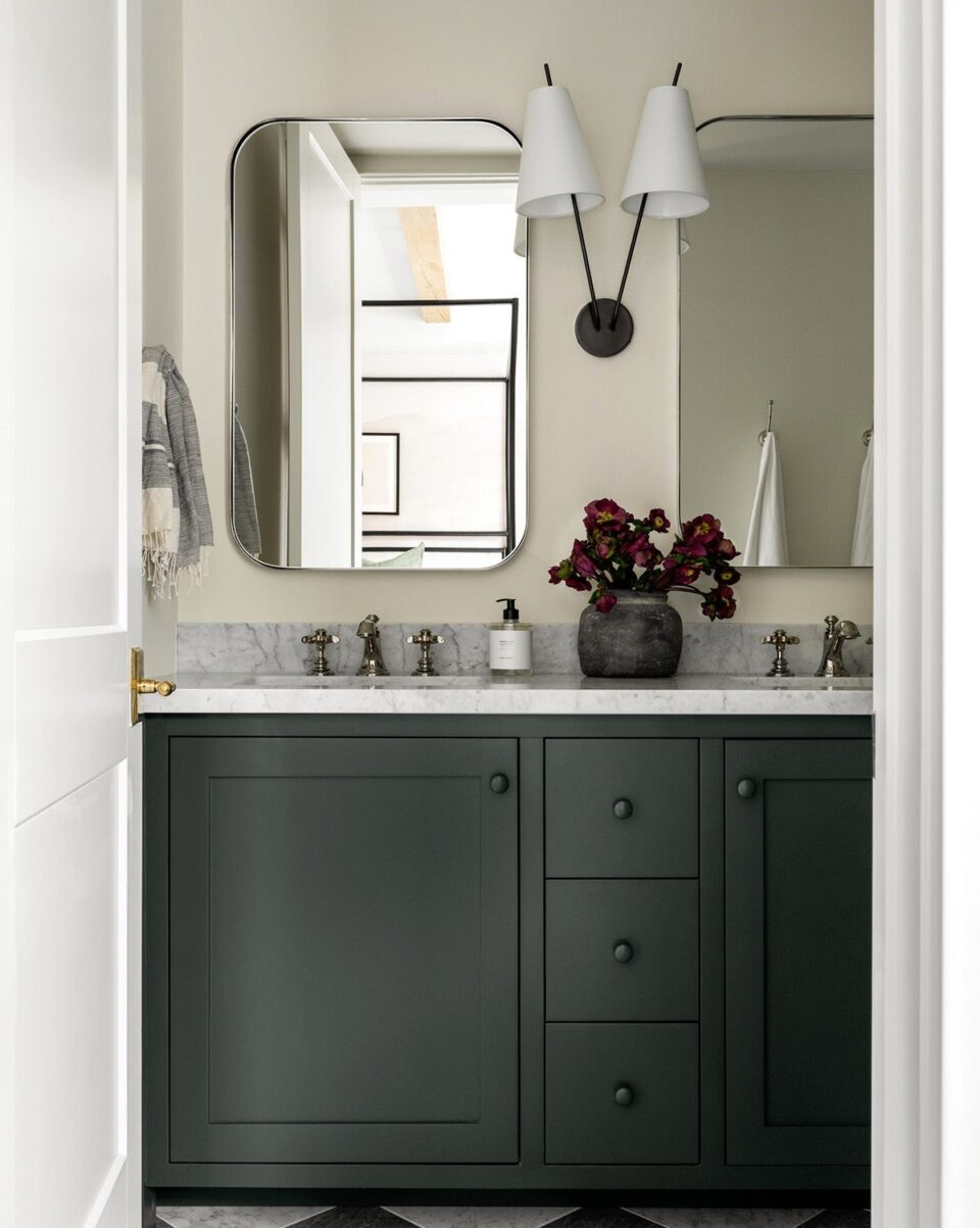 Серебряное настенное зеркало Олни Louvre Home DWM040824PND