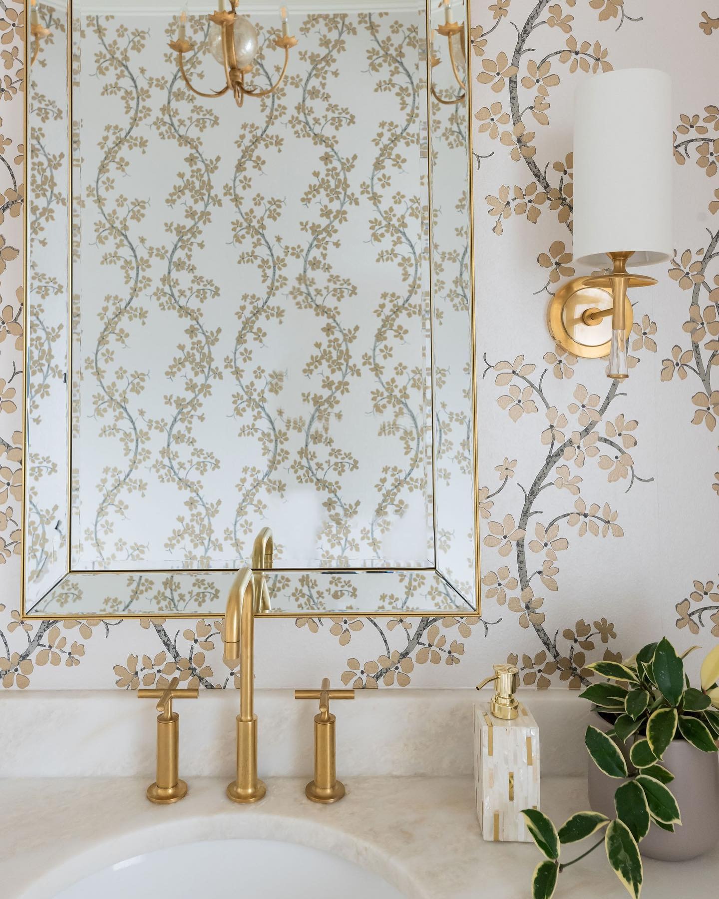 Золотое бра Валенте с хрустальным наконечником Louvre Home LHLSC160723XNP