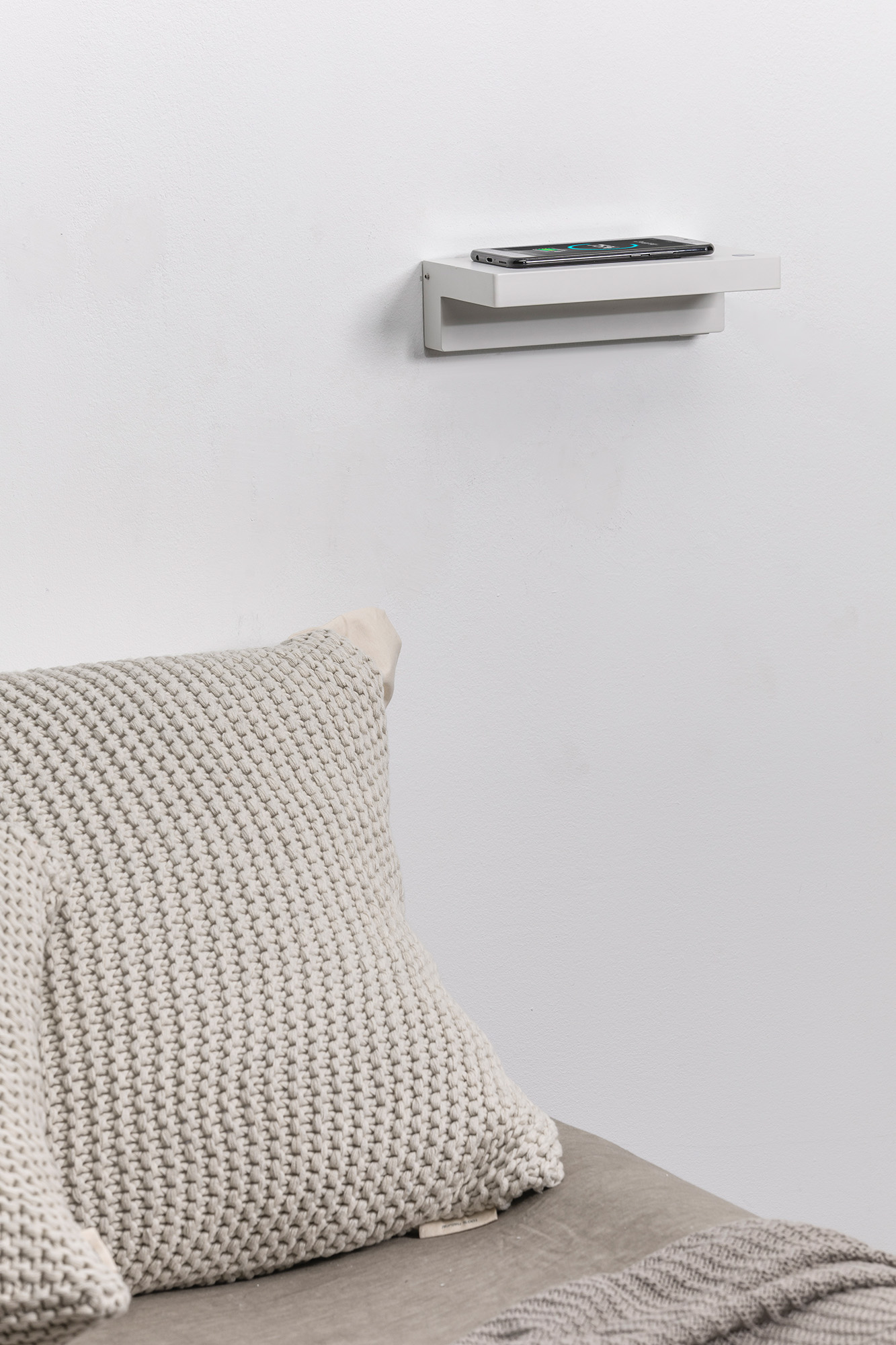 Бра Well с беспроводной зарядкой +USB Faro