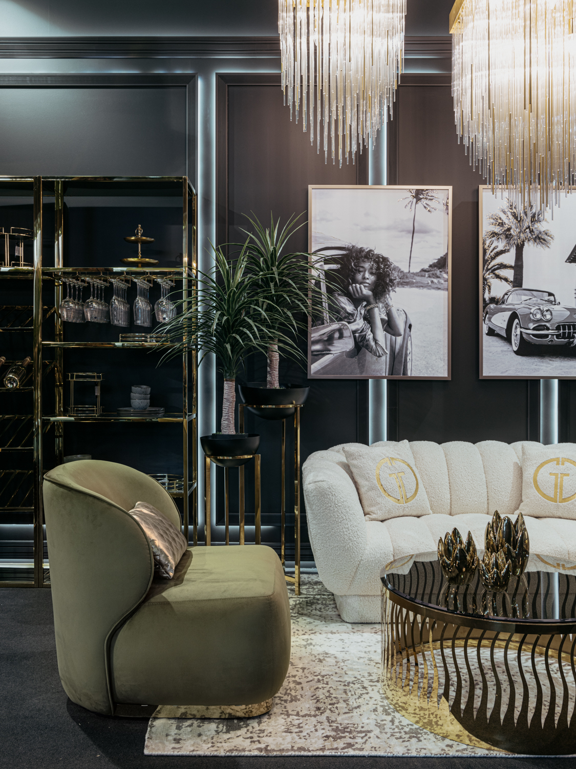 Холст "Девушка в Майами-1" в багете латунь Garda Decor 89VOR-MIAMI GIRL/1