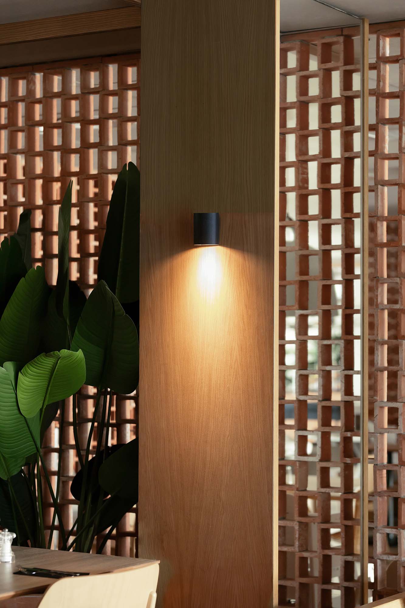 SOLE Черный круглый настенный светильник с рифлением Faro