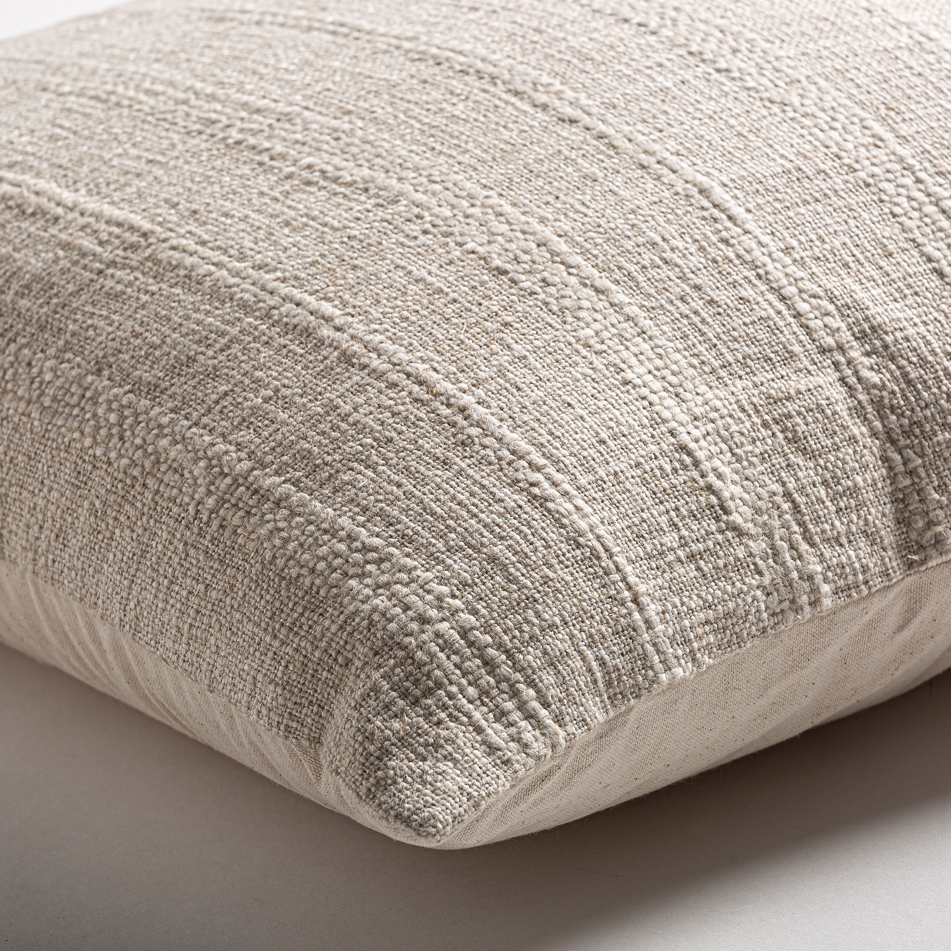 Подушка Angeus кремового цвета Vical