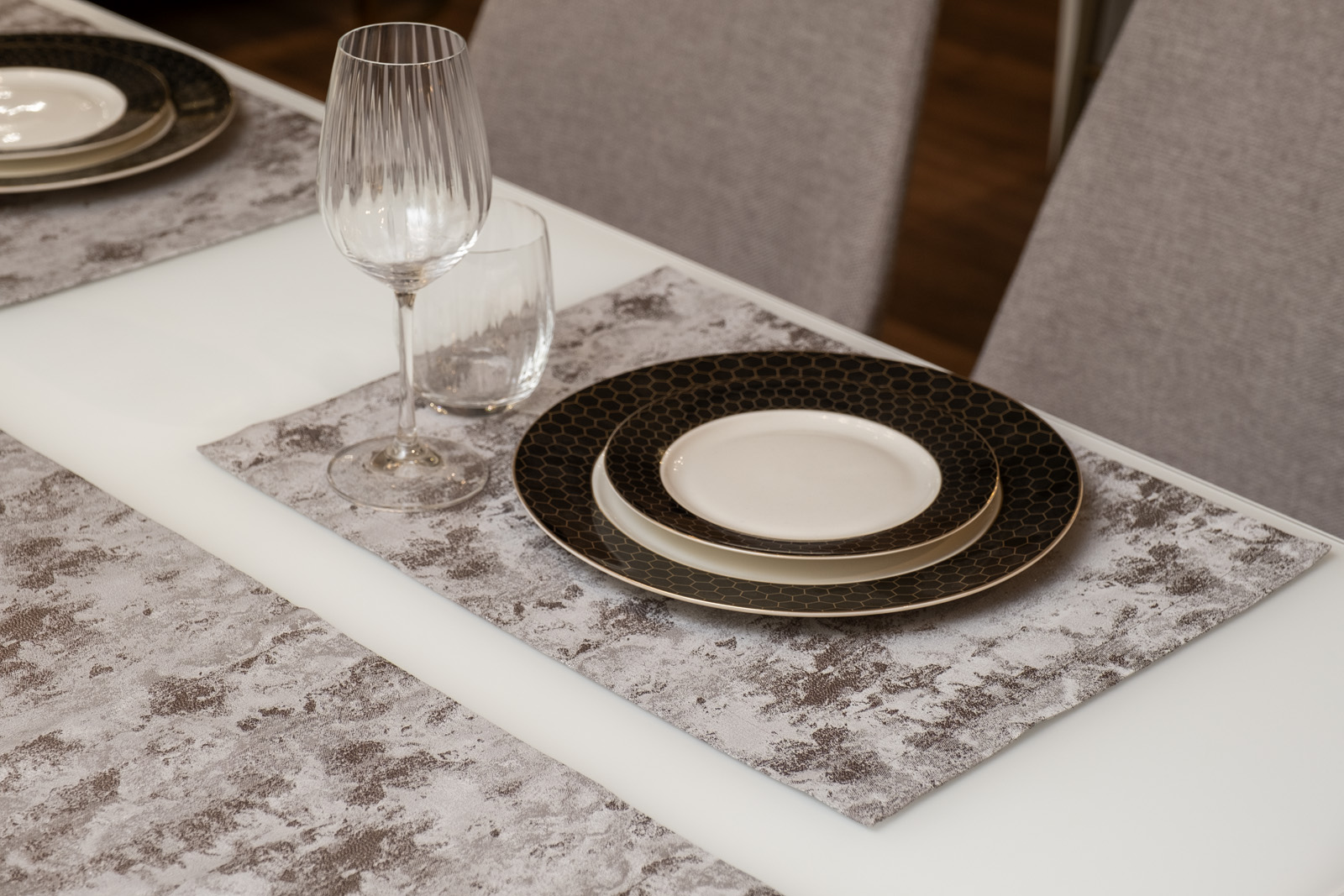 Набор для сервировки стола Mirage Mica дорожка 50х180см и две салфетки 33х45см Garda Decor 121GD-12135