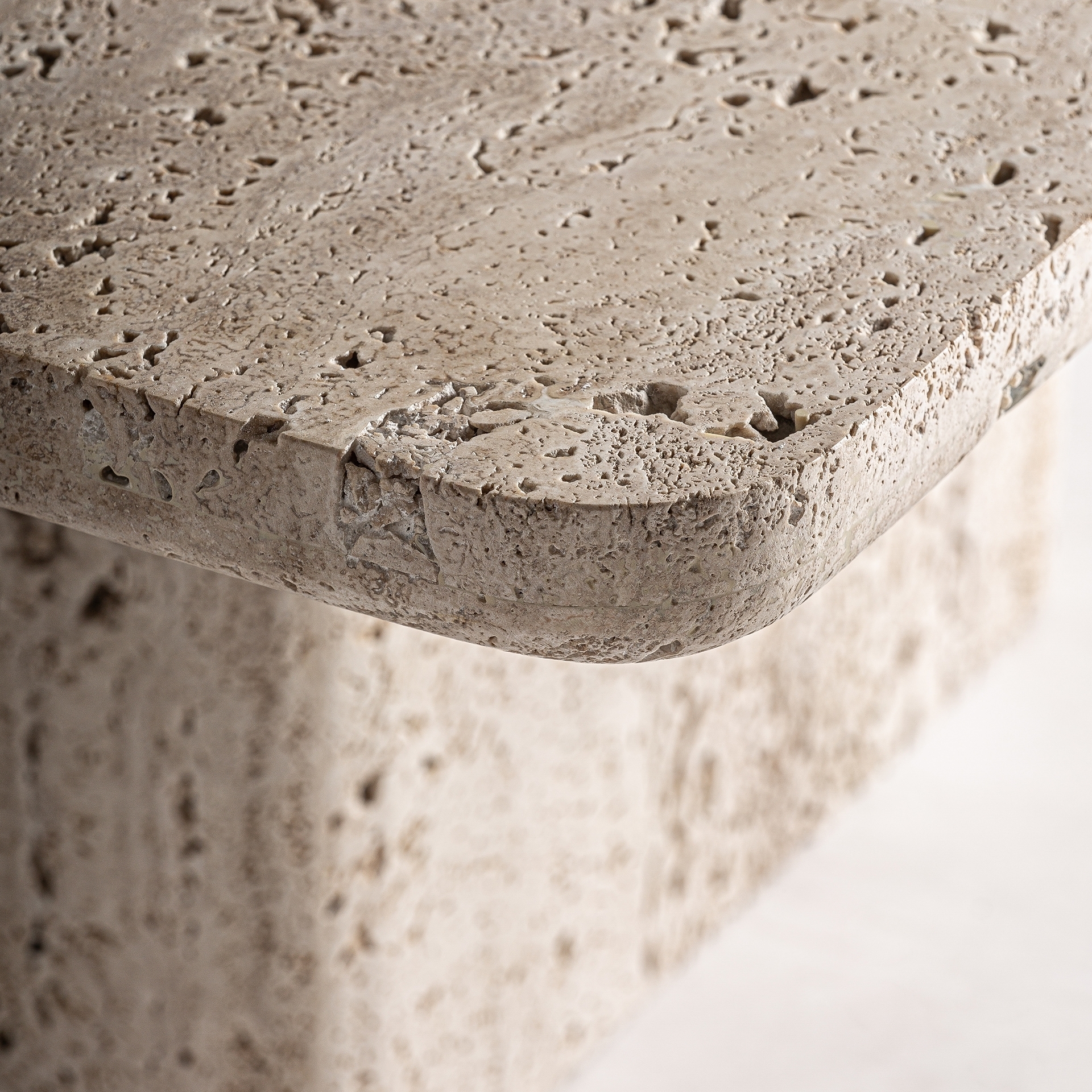 Журнальный столик из травертина Theuville Vical