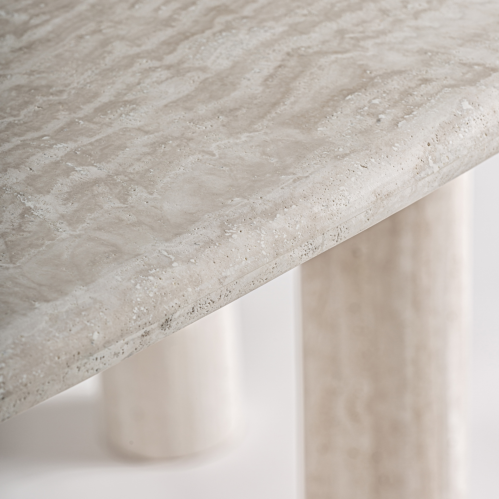 Обеденный стол Thiennes из травертина овальный Vical