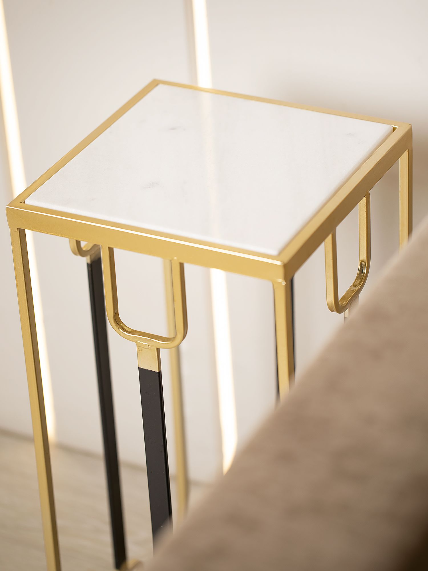 Столик интерьерный с белым мрамором Glasar 54-133