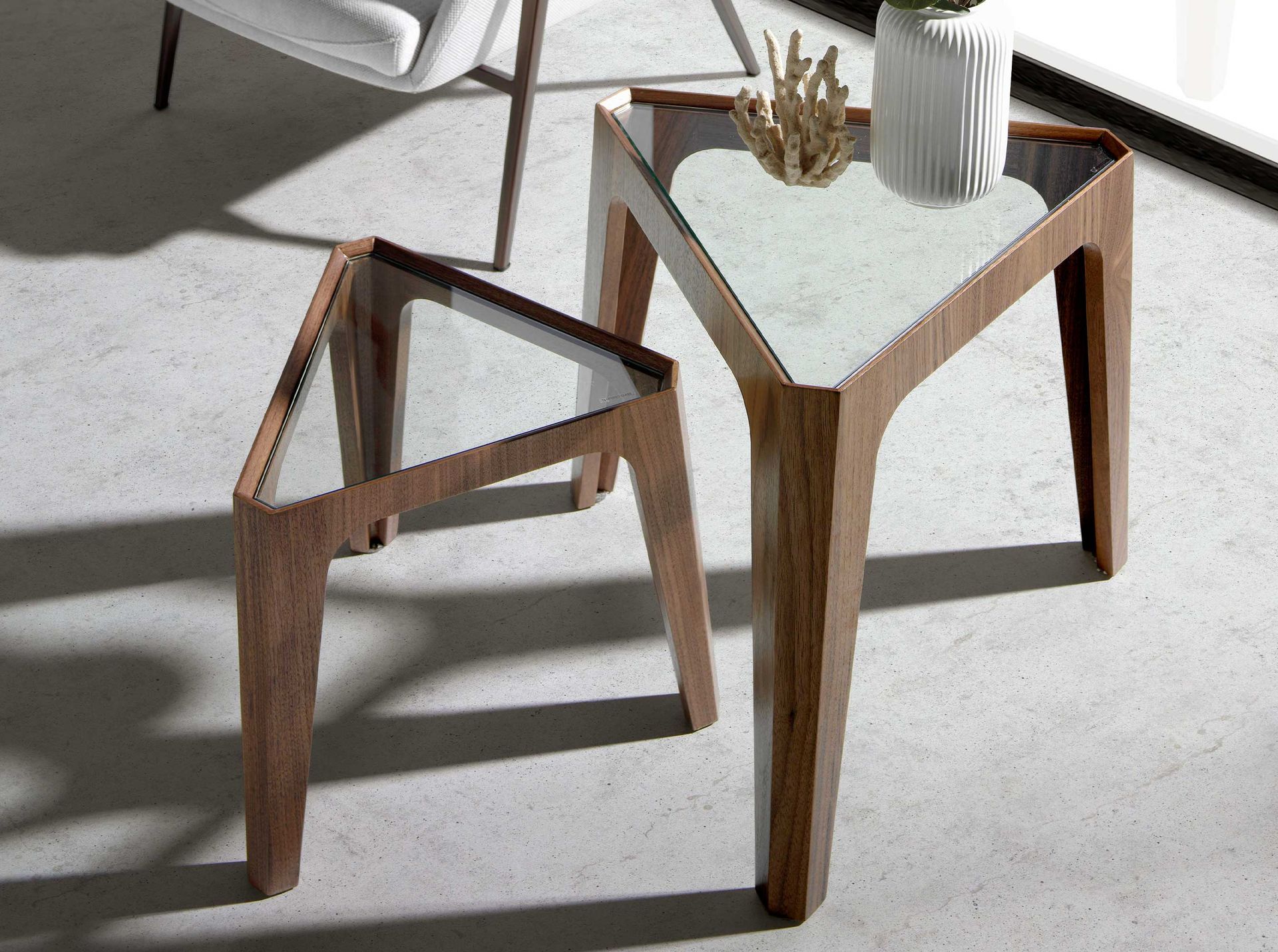 Угловой стол 2107/AC2102CT-045 треугольный из закаленного стекла и орехового дерева Angel Cerda