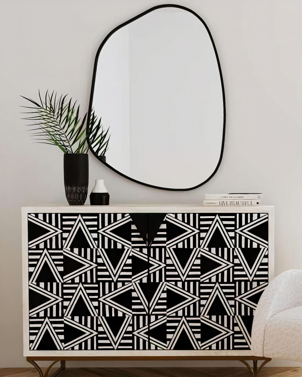 Черное настенное зеркало Нора Louvre Home DWM010824PND