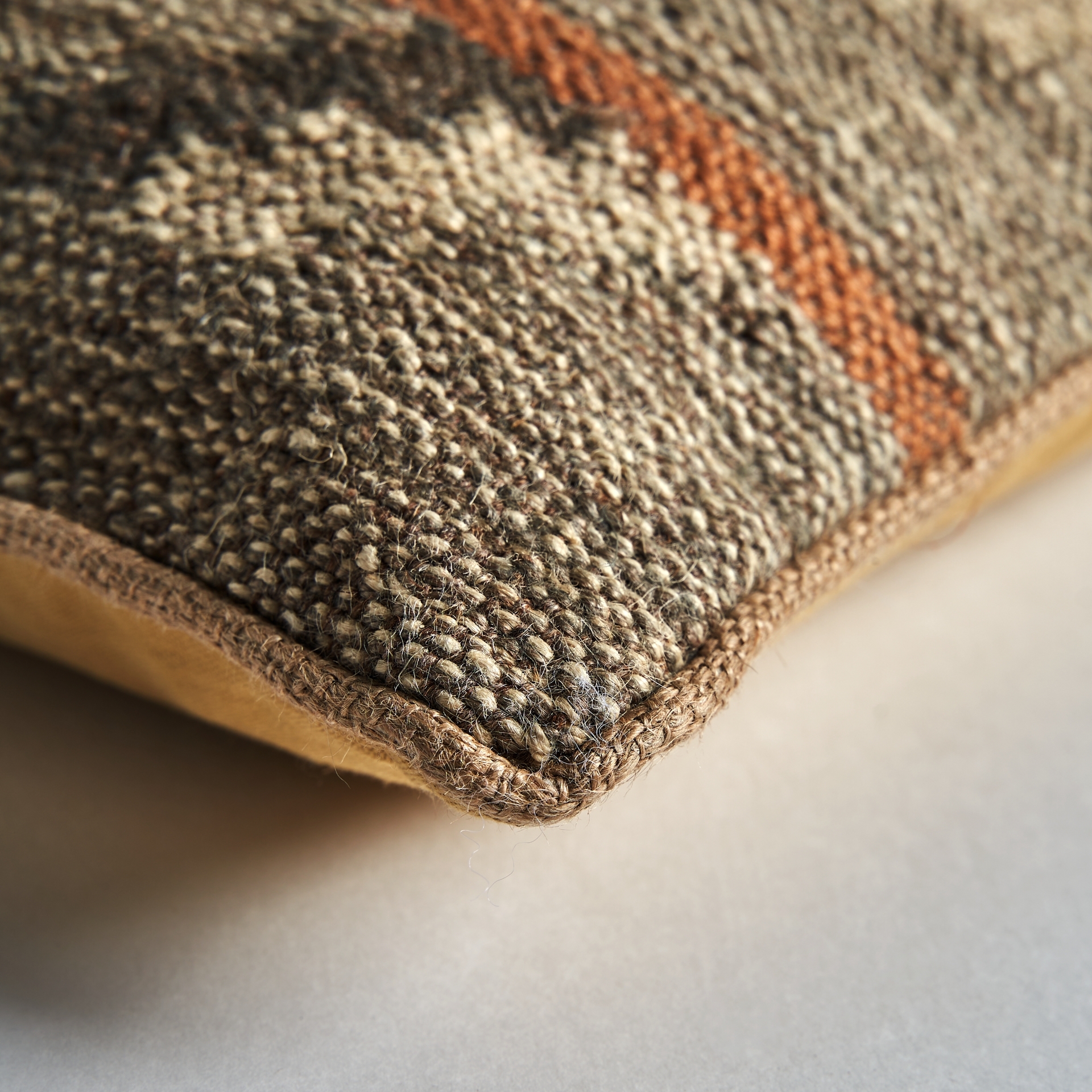 Квадратная подушка Keith коричневого/бежевого цвета Vical