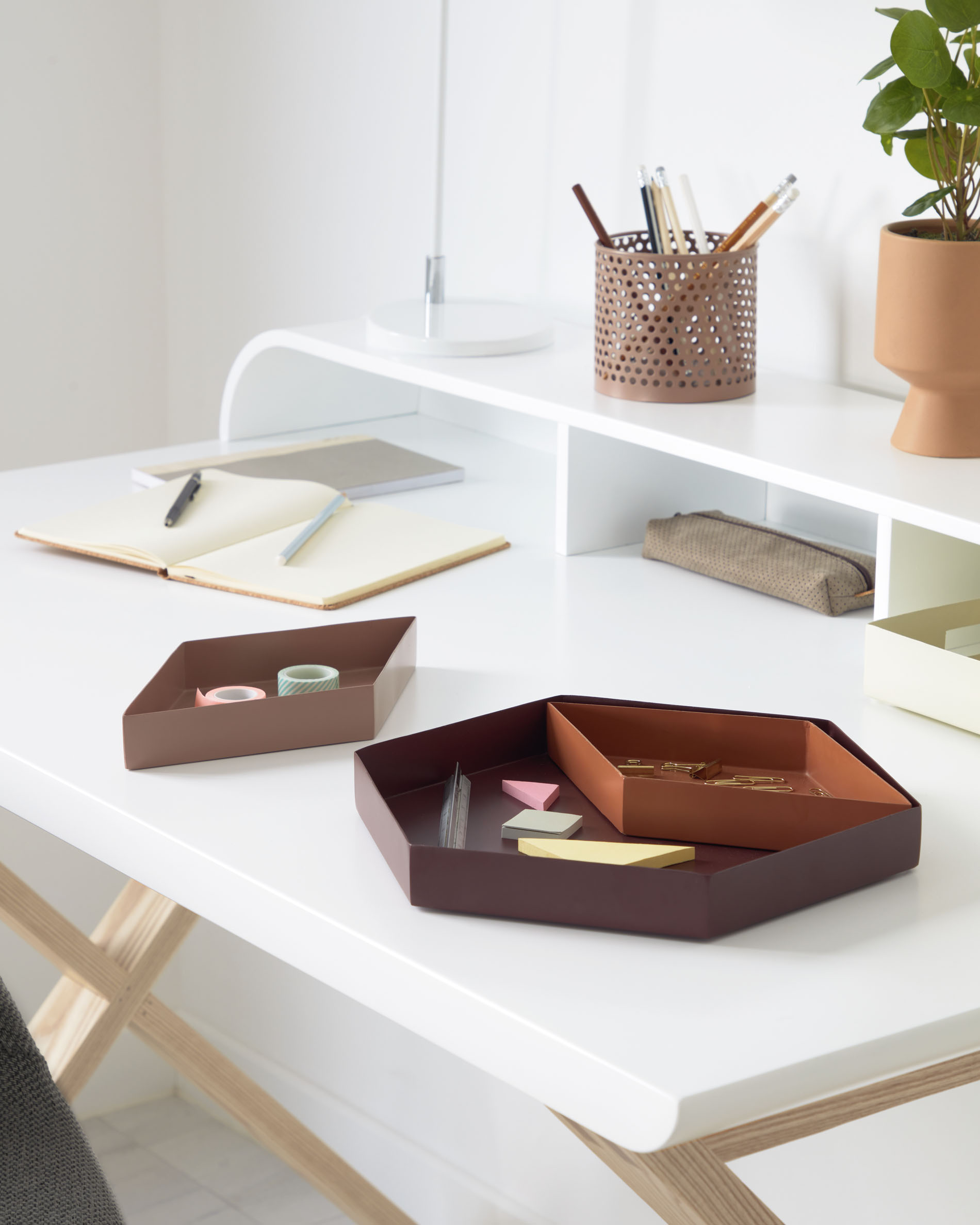 Настольная лампа Priti белая La Forma (ex Julia Grup)