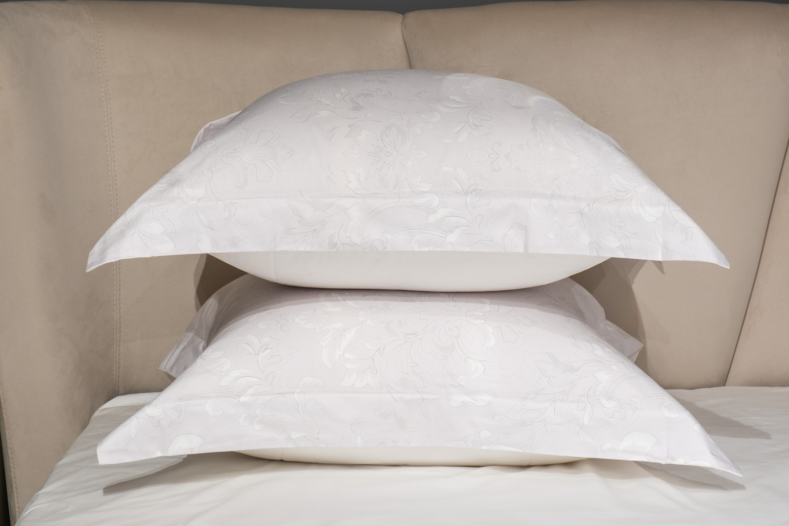 Простыня сатиновая 270х280см белая Garda Decor 144HF-40505