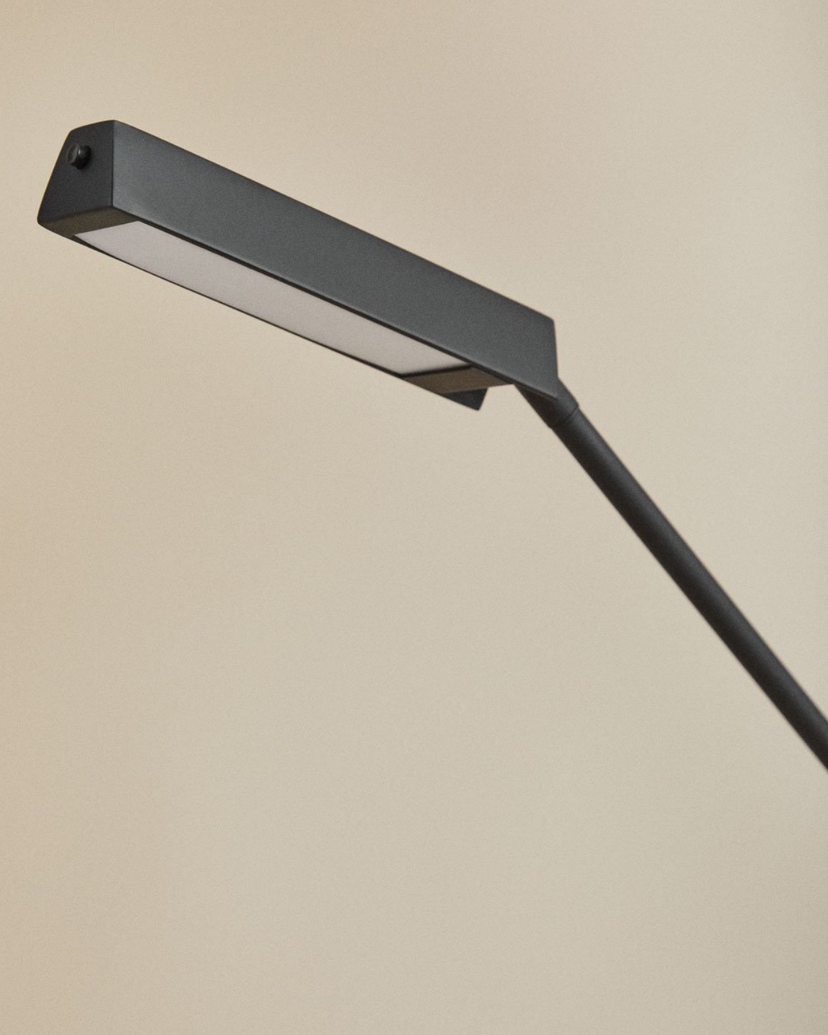 Черная настольная лампа Уве Louvre Home 21005-1TA