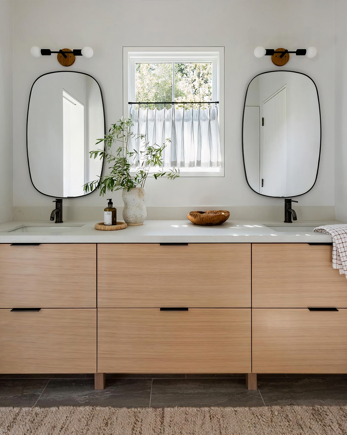 Черное настенное зеркало Вейл Louvre Home DWM240332PND