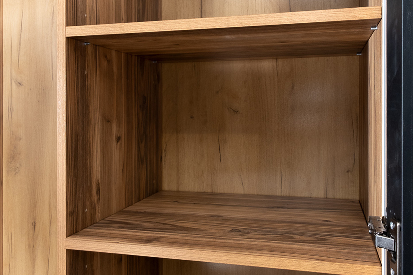 Шкаф Alto двухдверный с полками цвет орех Garda Decor GD-10003