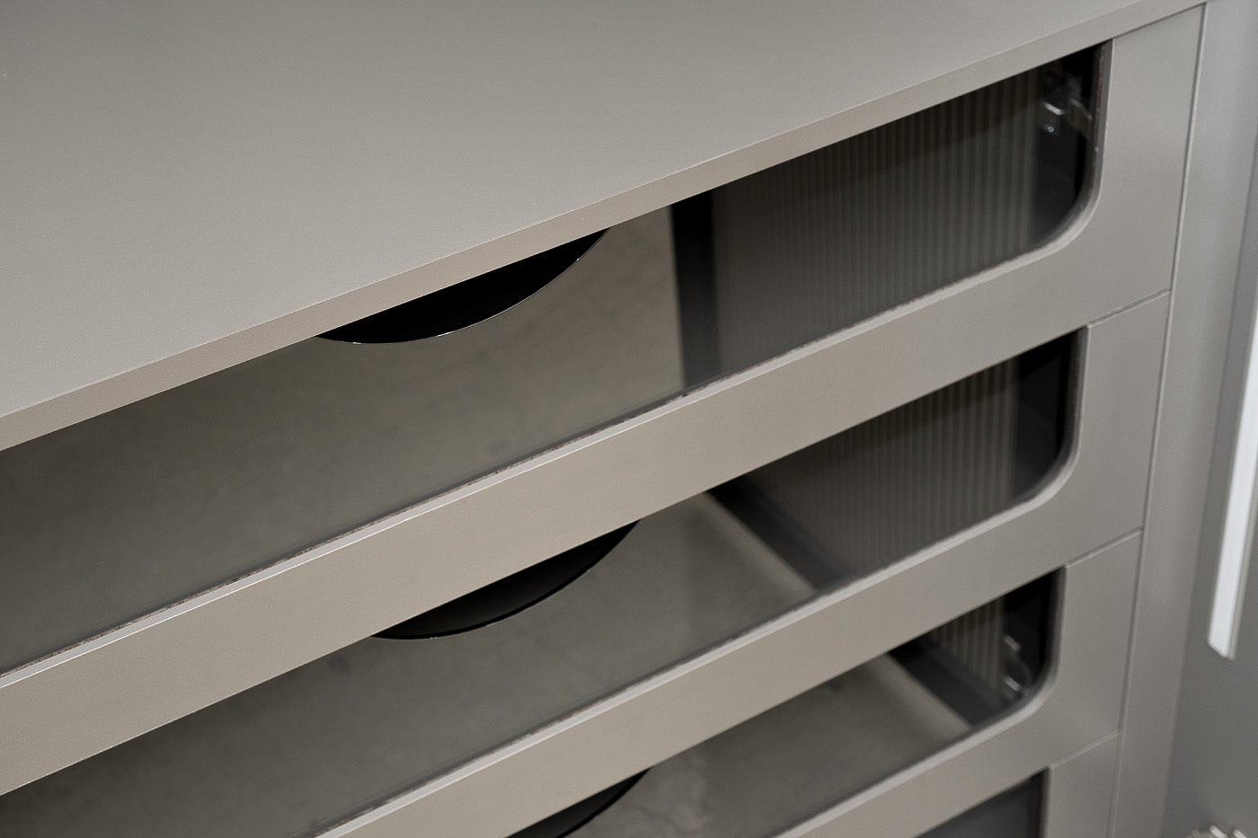 Шкаф Alto двухдверный с выдвижными ящиками цвет серый кобальт Garda Decor GD-10012-6-2(риф) Шкаф Alto двухдверный с выдвижными ящиками цвет серый кобальт Garda Decor GD-10012-6-2(риф)