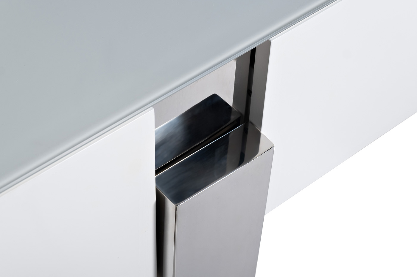 Тумба под телевизор со стеклянным фасадом Garda Decor 58DB-17071