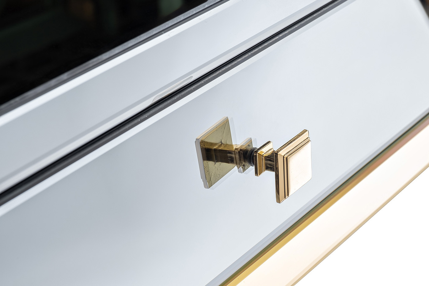 Консоль зеркальная с двумя ящиками и золотистой отделкой Garda Decor KFG125