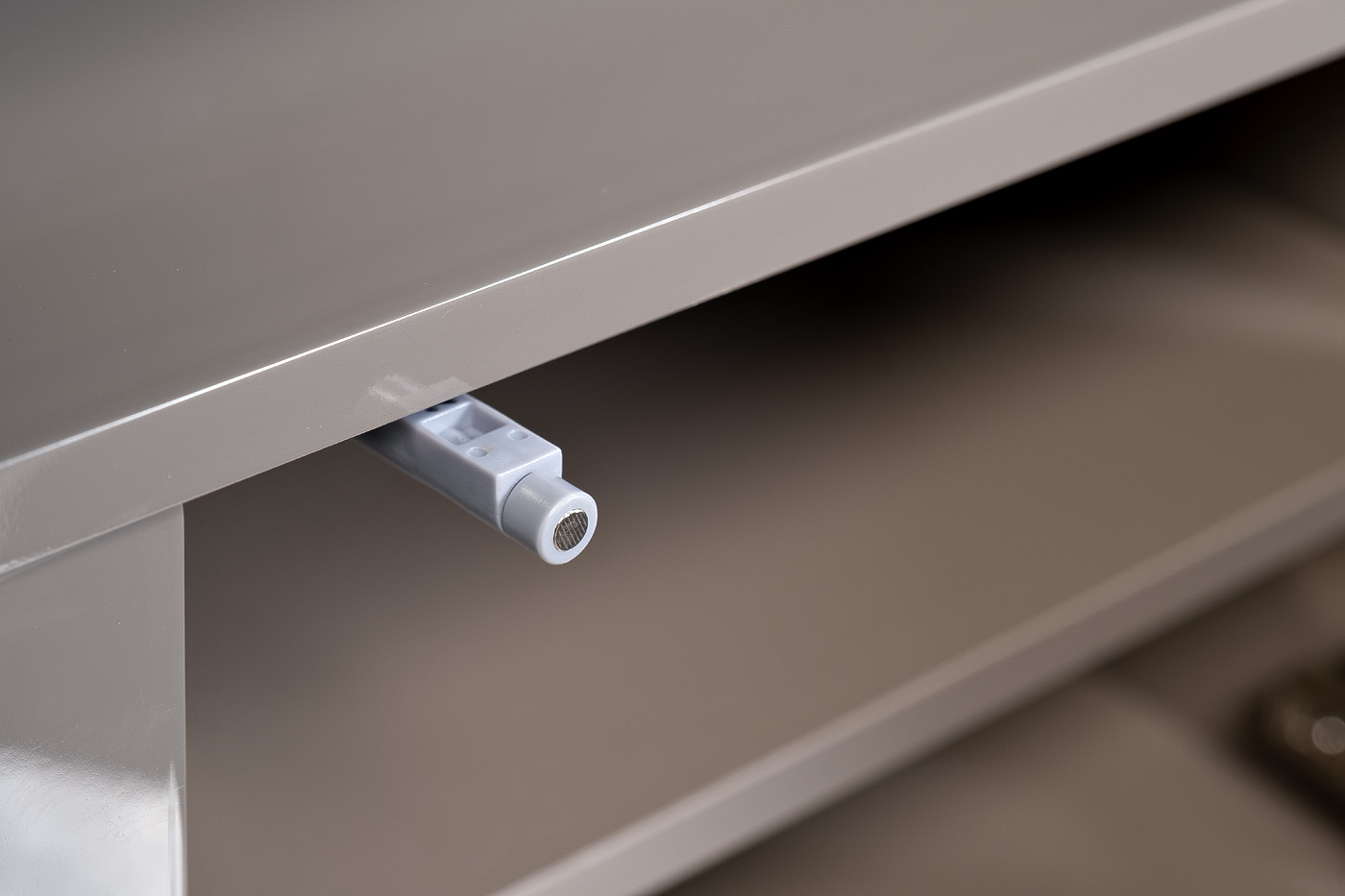 Тумба под телевизор с дверцами светло-бежевая Garda Decor 40AD-00151