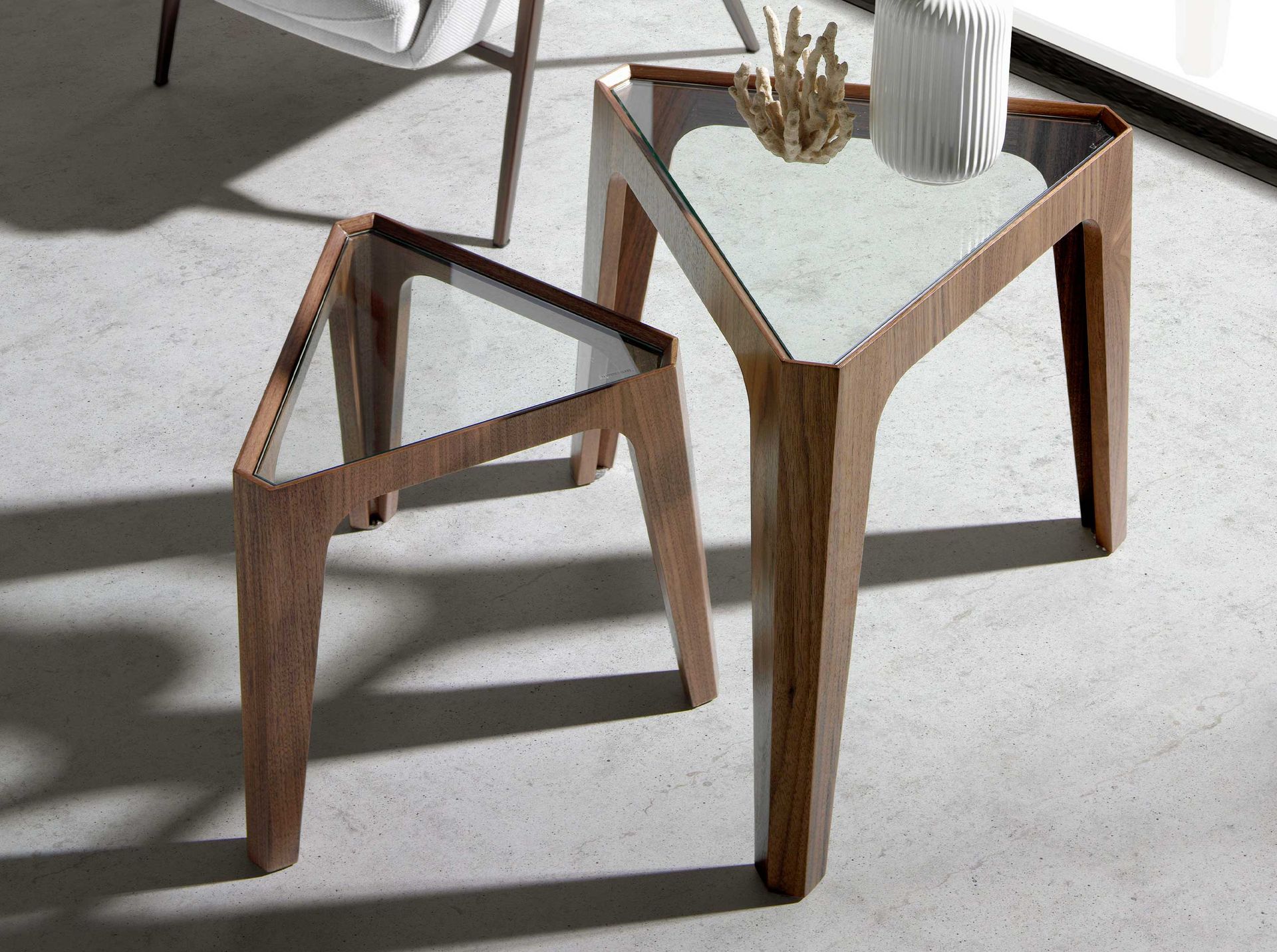 Угловой стол 2106/AC2102CT-055 треугольный из закаленного стекла и орехового дерева Angel Cerda