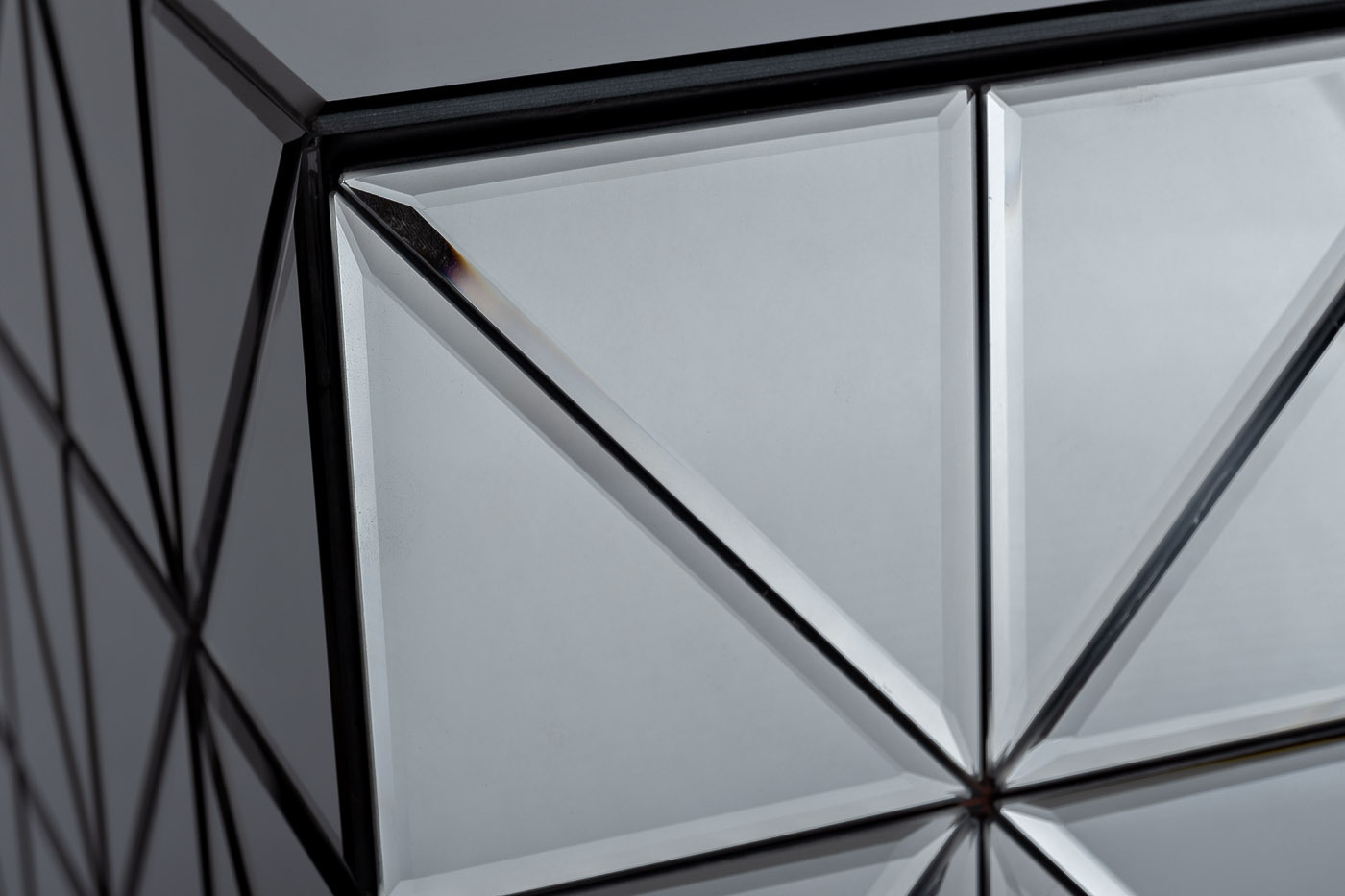 Комод с ящиками и матовой зеркальной отделкой Garda Decor KFG126