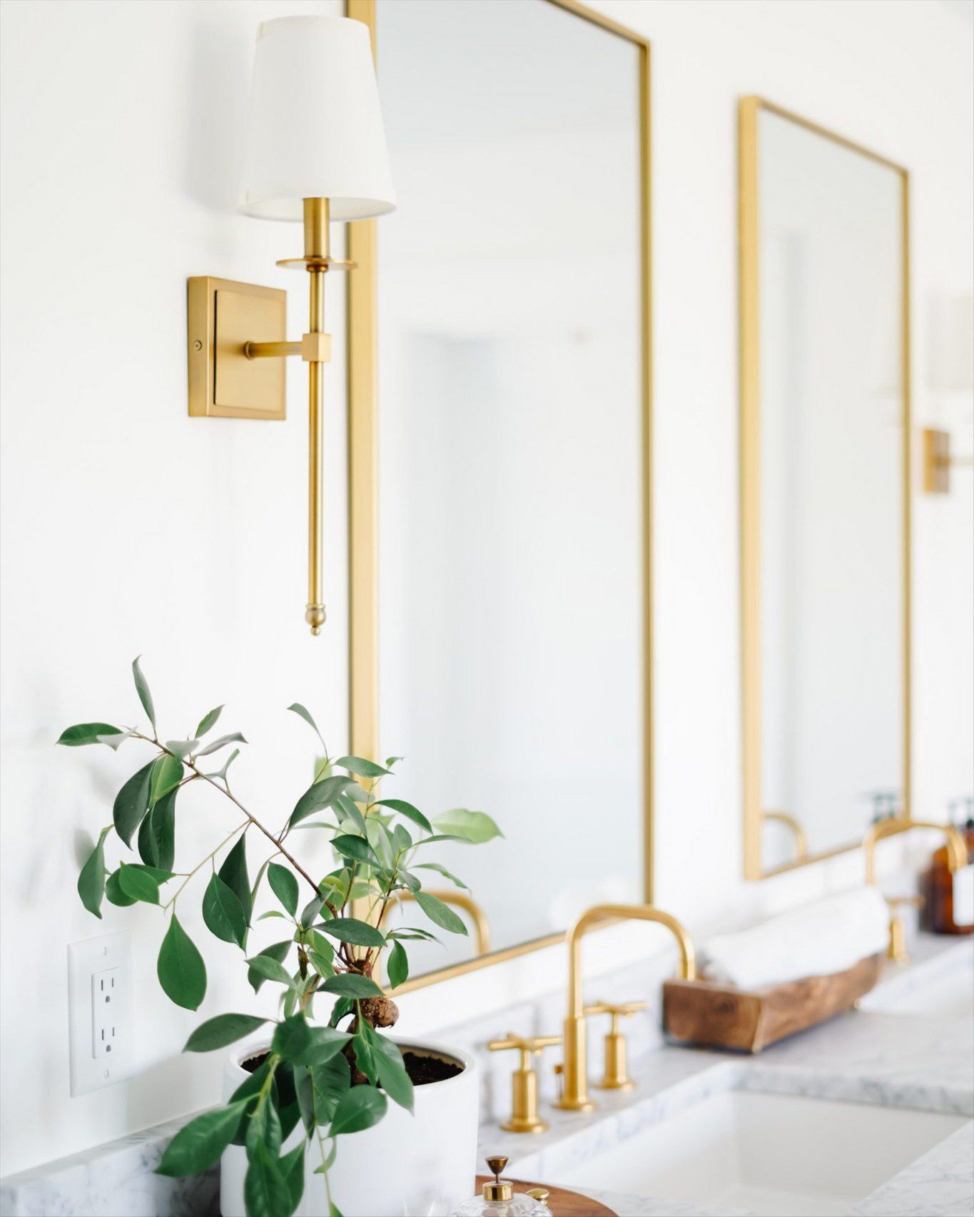 Золотое бра Монро Louvre Home JJ10884-1WB brass