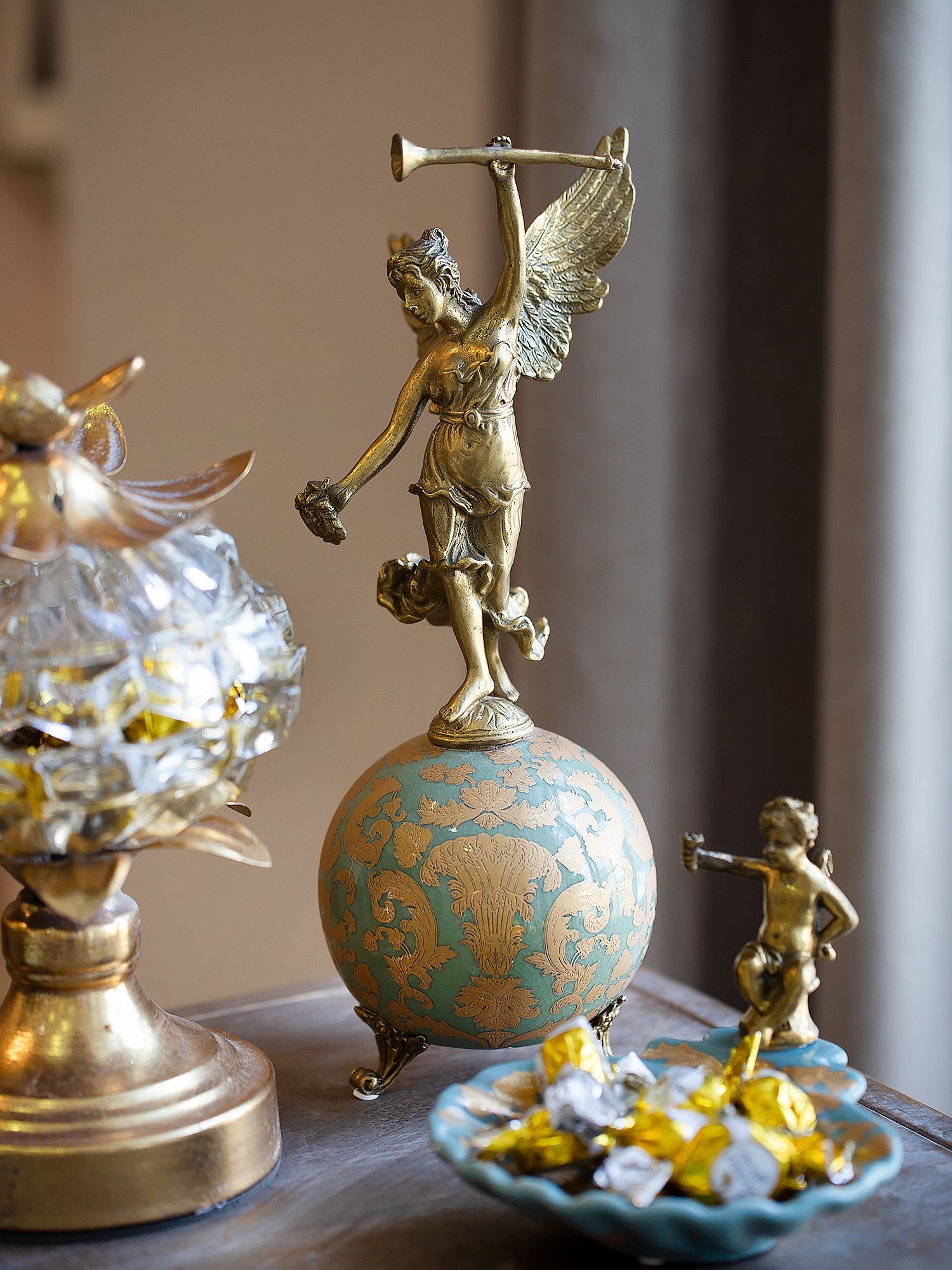 Фигурка Ника на шаре Glasar B948EC/NB4199